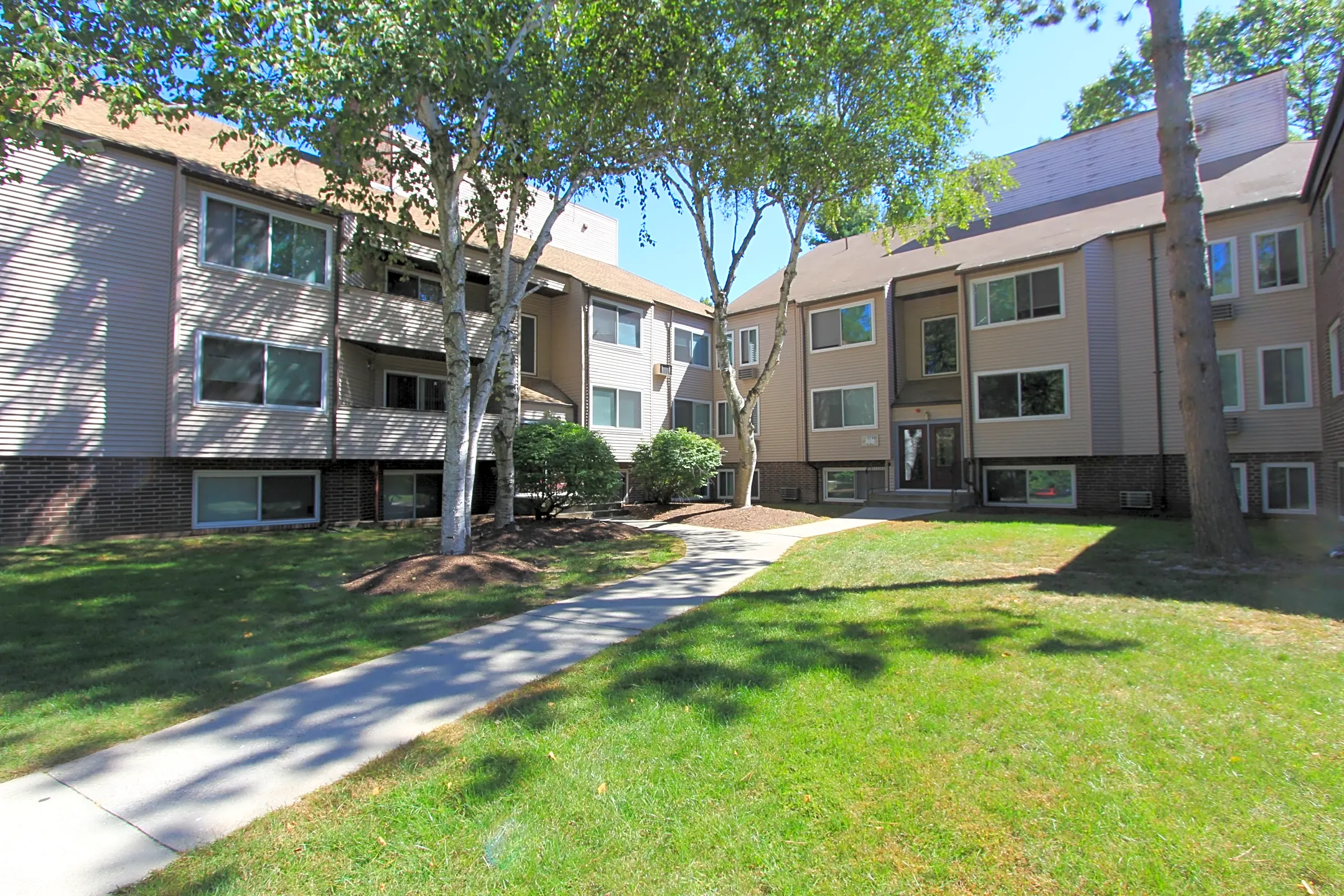 Redwood Hills Apartments - Worcester, MA