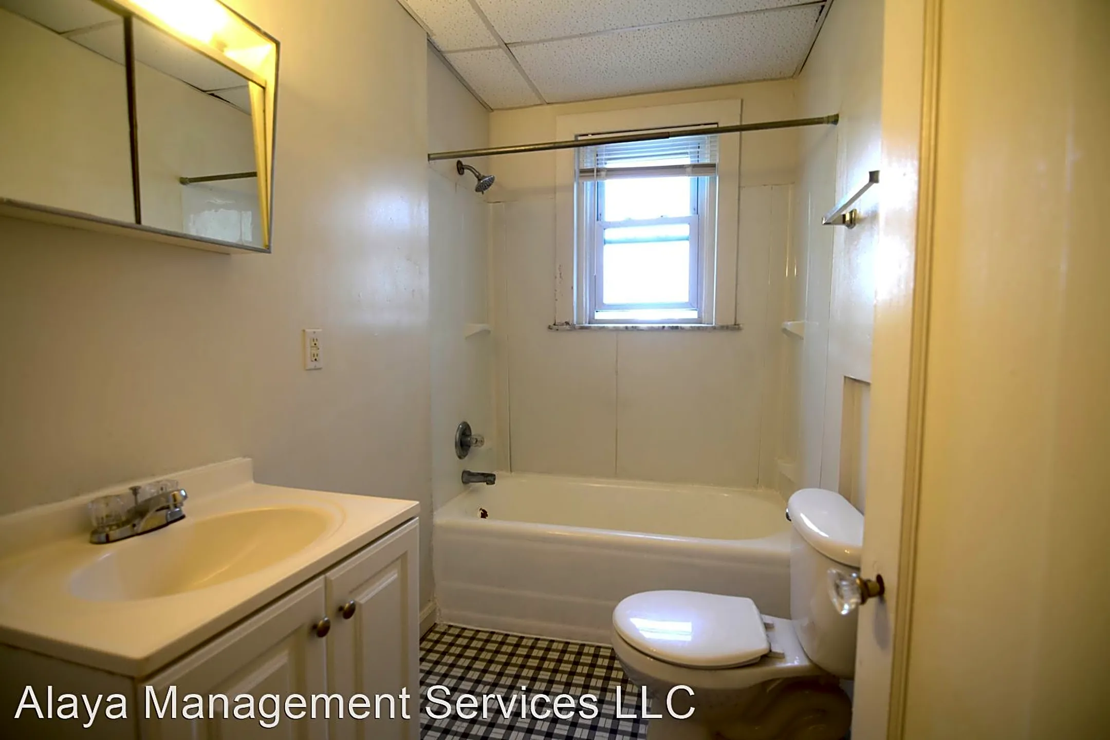 Bathroom - 521-523 Oak St - Elmwood Place, OH