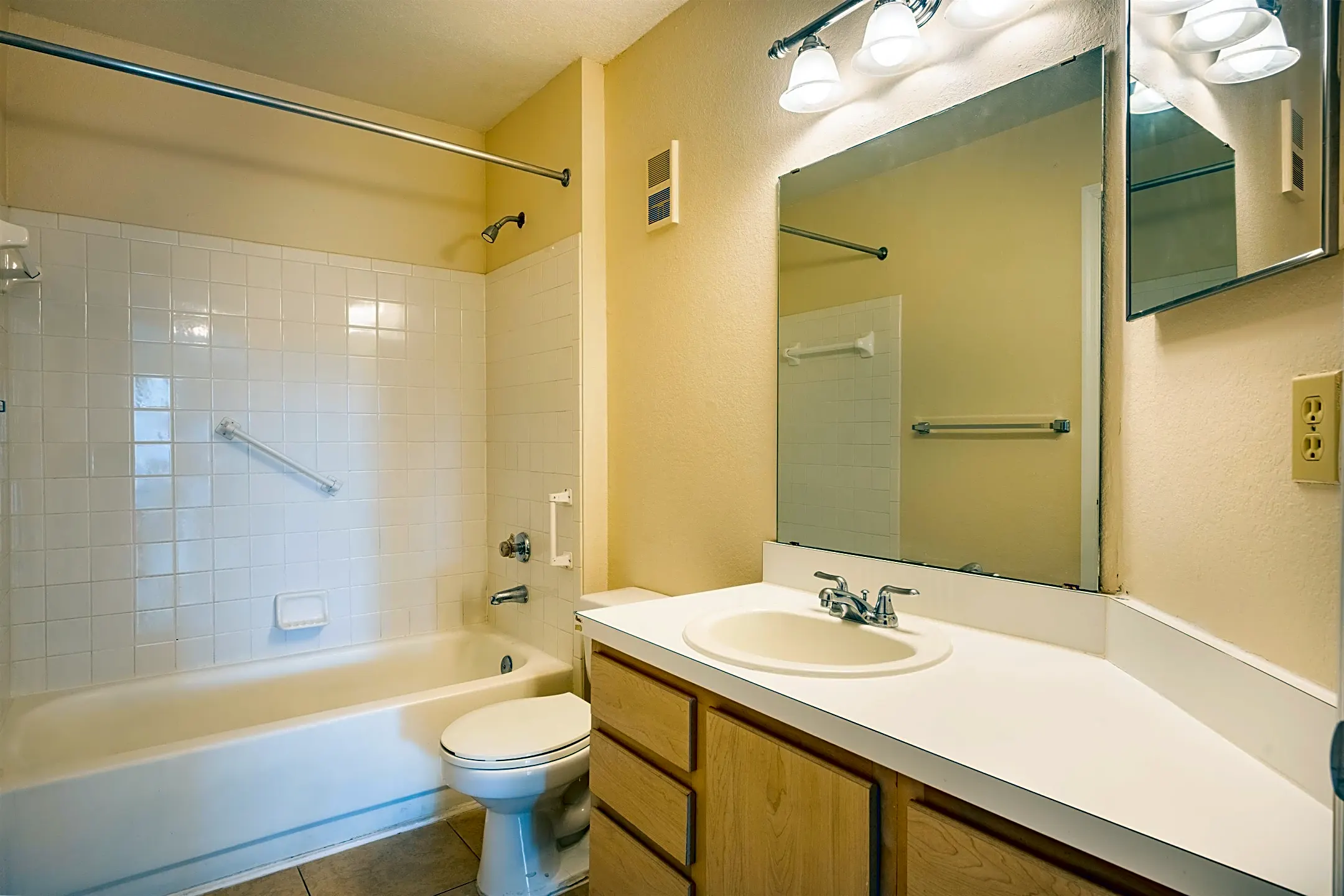 Bathroom - 7250 Westpointe Blvd - Orlando, FL