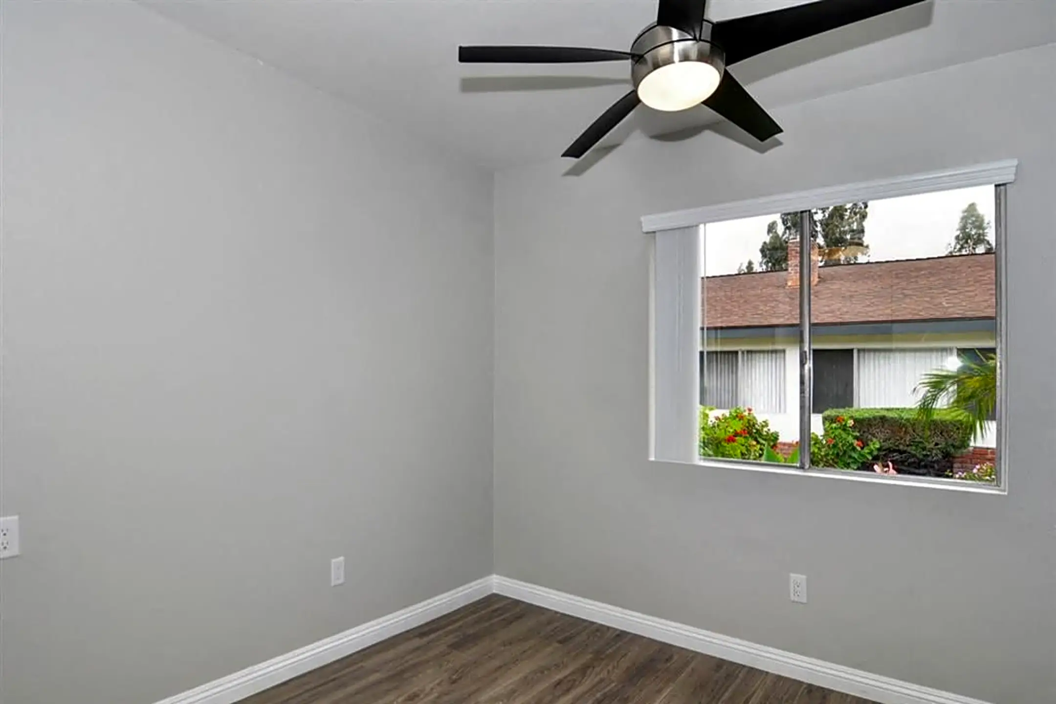 Orangewood Garden Apartments 235 W Orangewood Ave Anaheim, CA