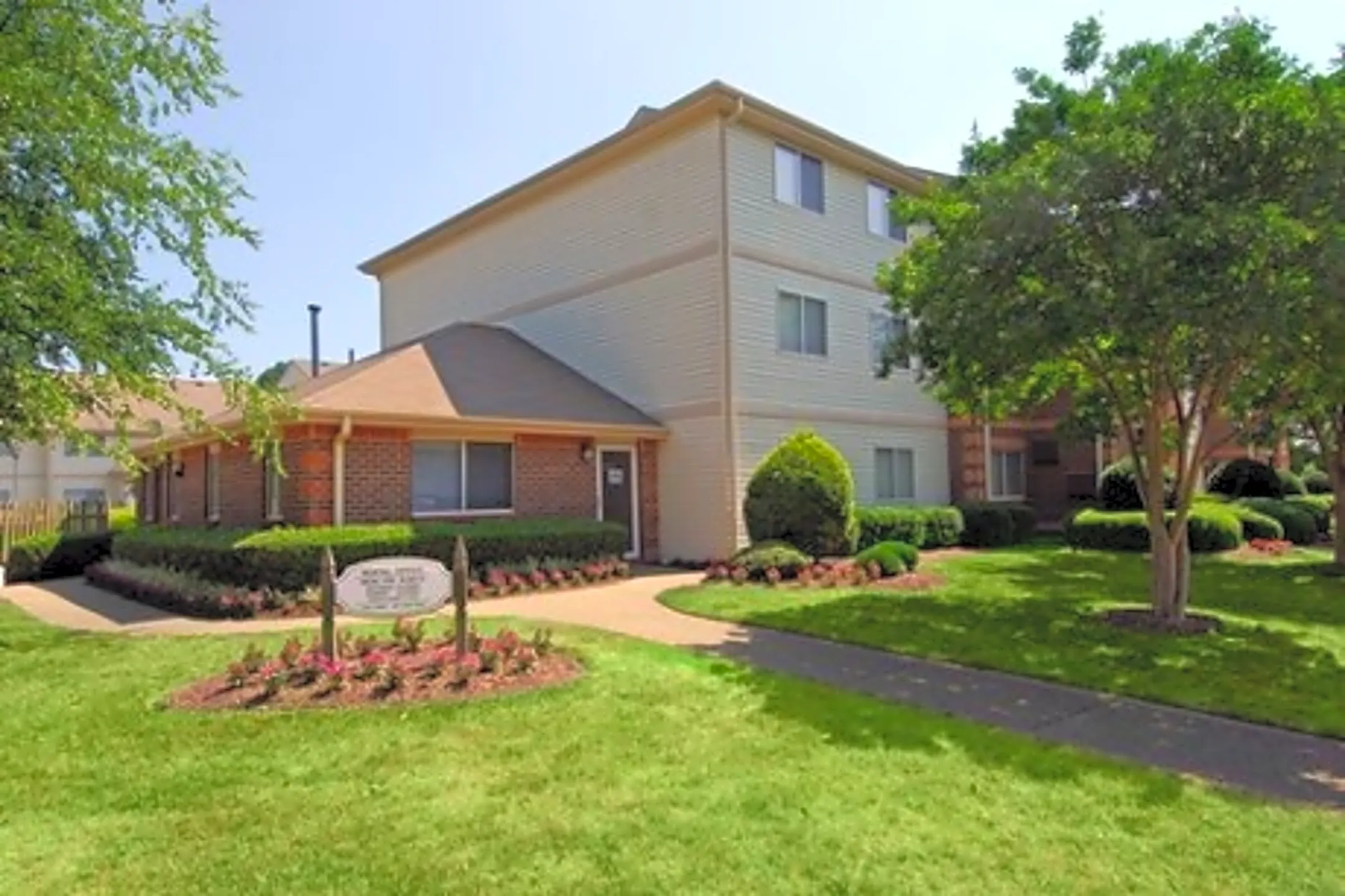 Governor's Pointe Apartments 412 Nicholas Ct Chesapeake, VA