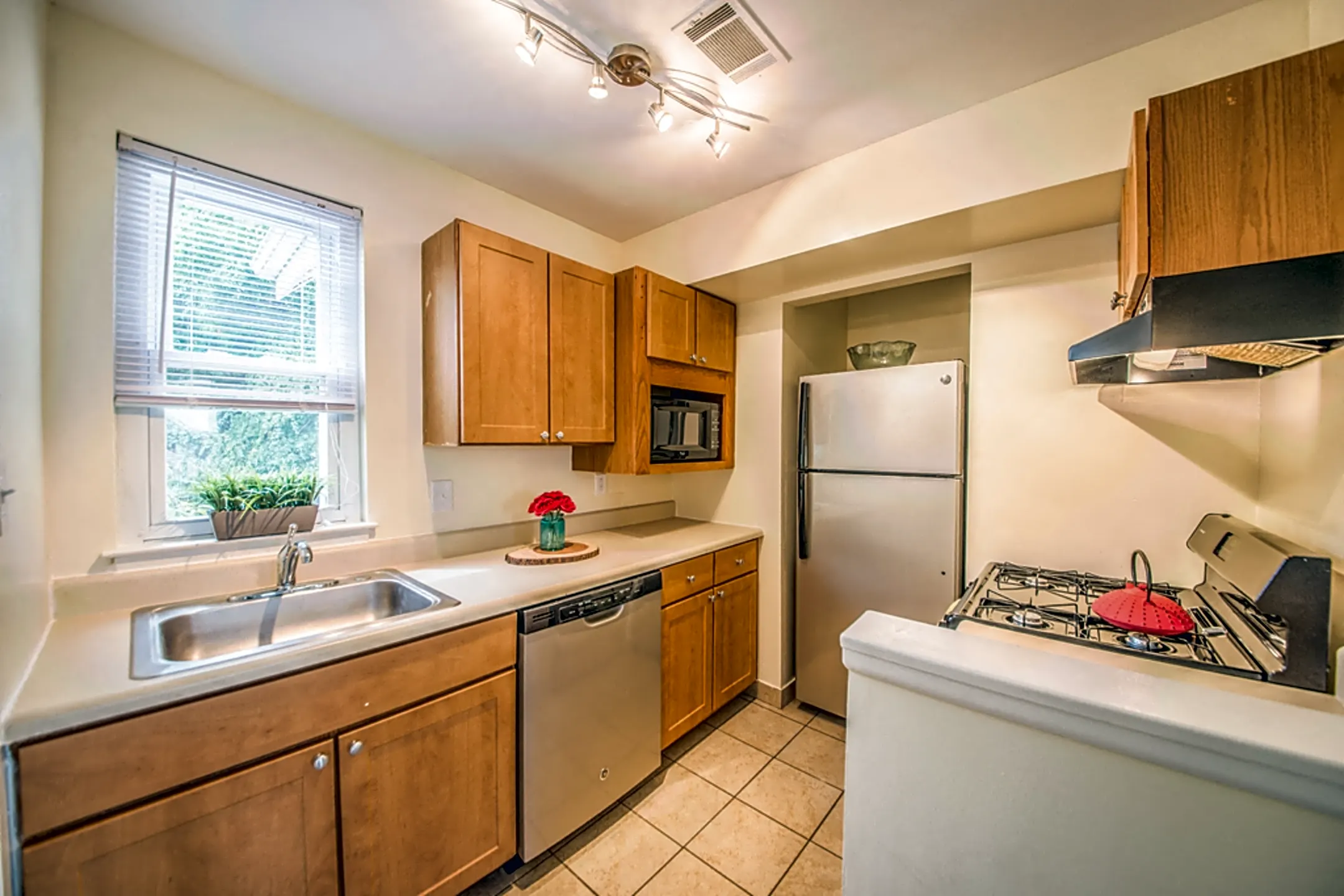 Meetinghouse Apartments and Townhouses Upper Chichester, PA 19061