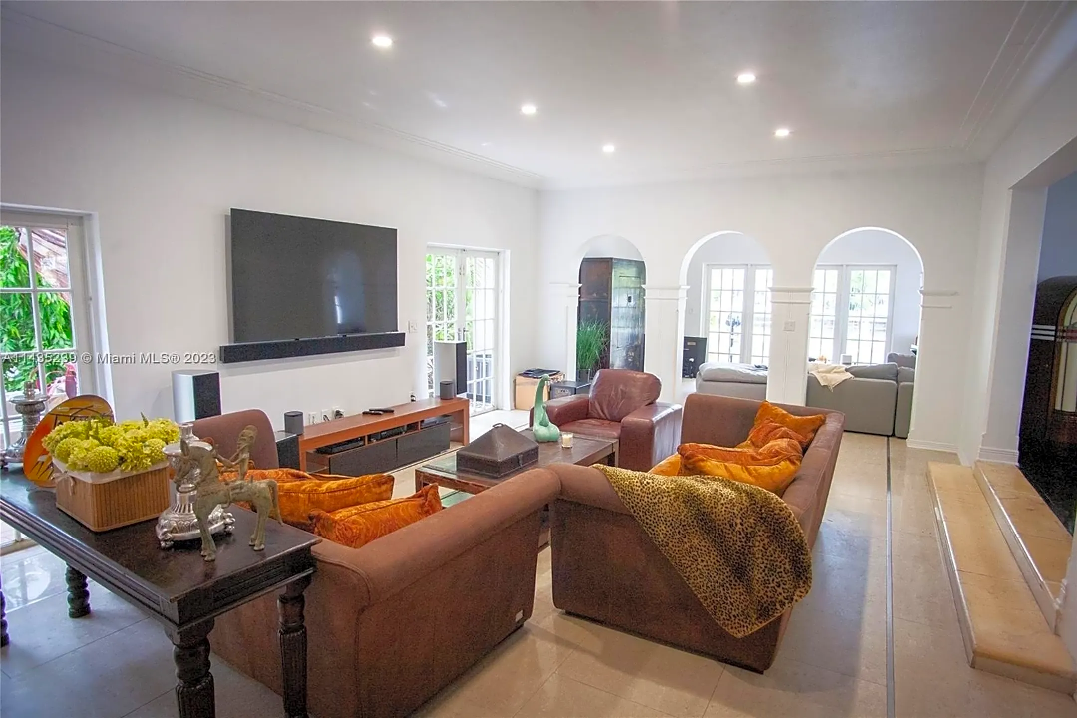 Living Room - 4464 Prairie Ave - Miami Beach, FL