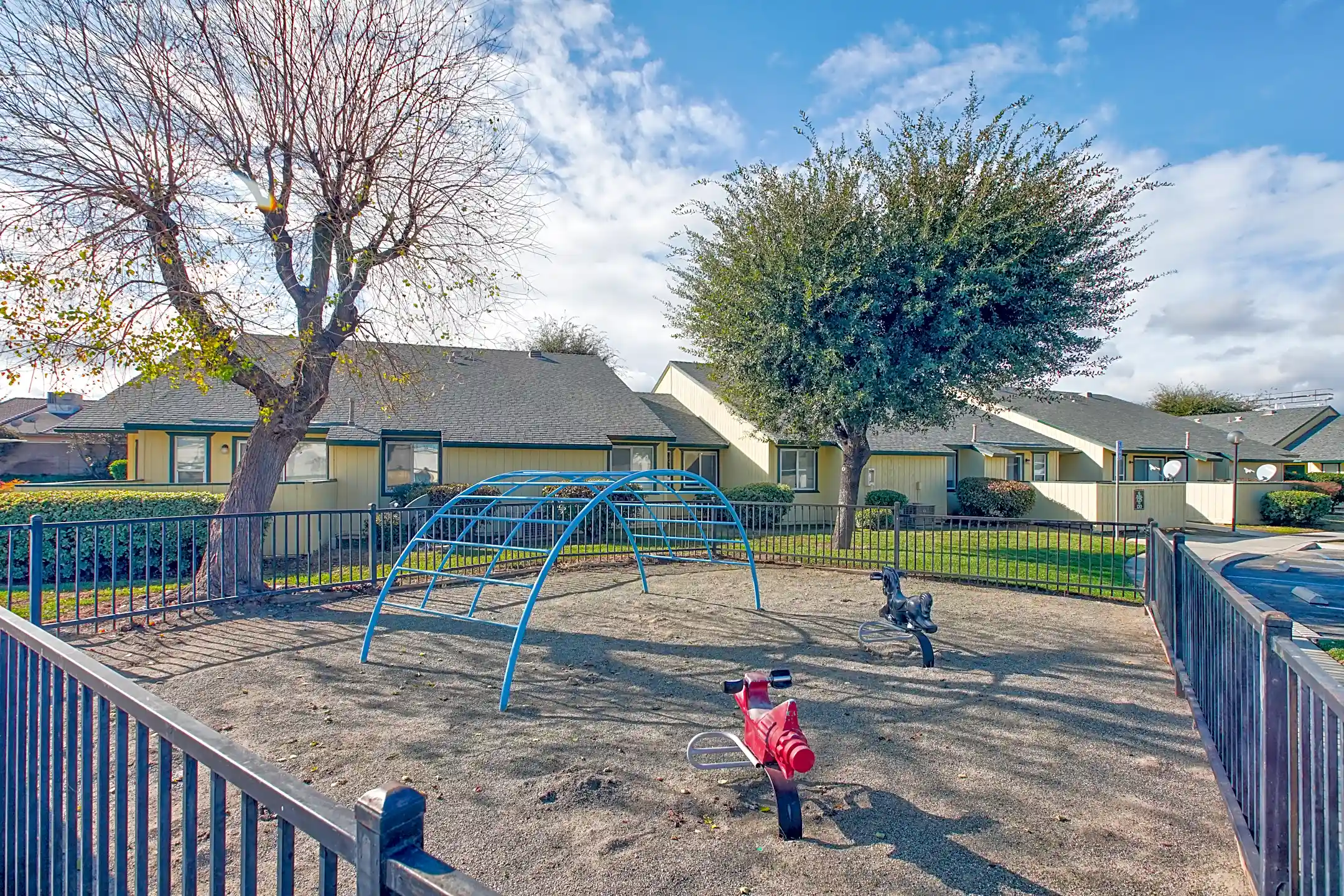 Ridgeview Apartments 400 W Forest Ave Coalinga, CA Apartments for