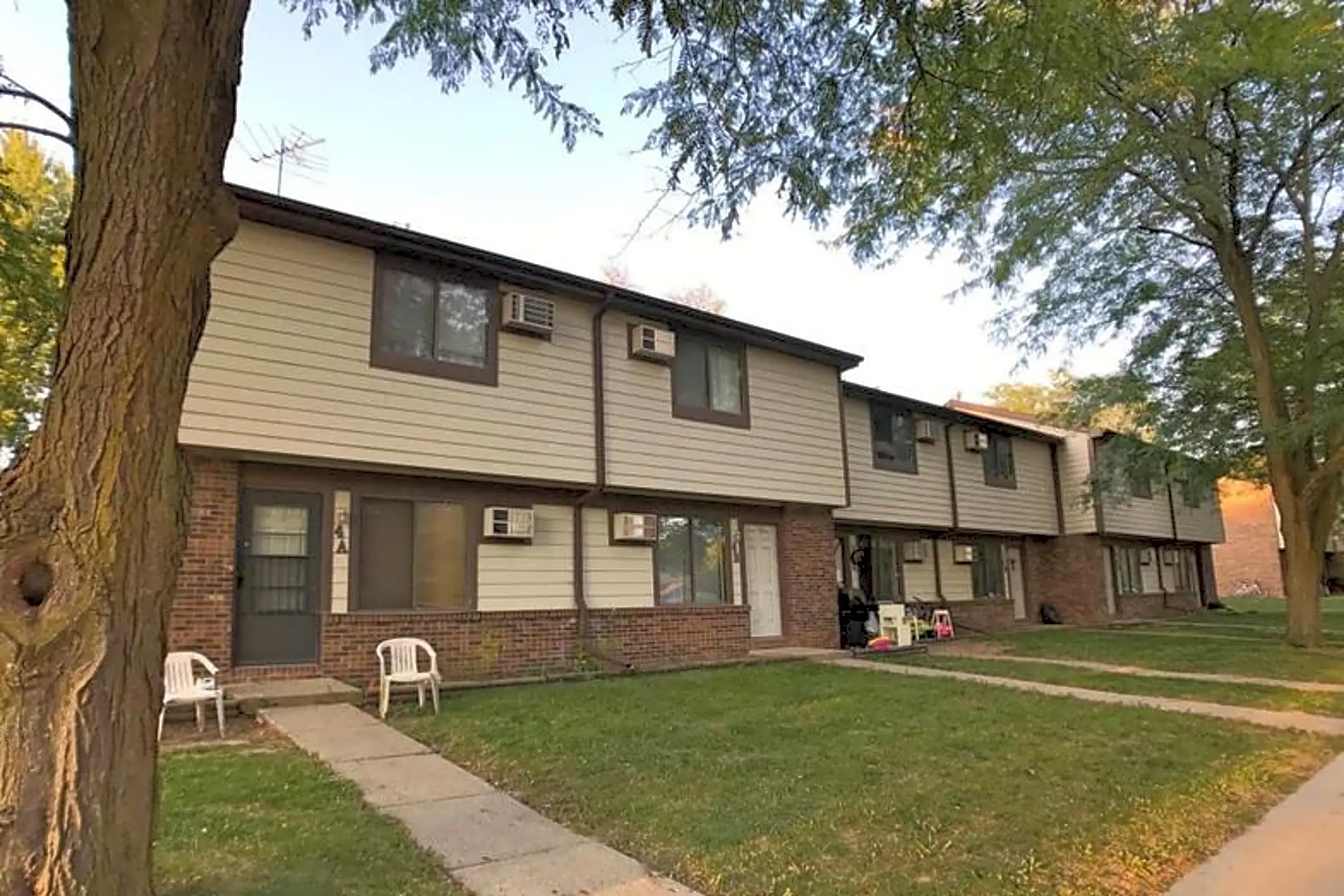 Courtyard Apartments 1453 North 11th Avenue East Newton, IA