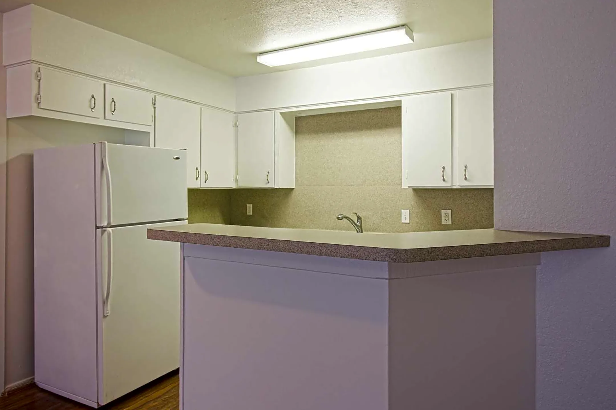Kitchen - Broadmoor Apartments - Bryan, TX