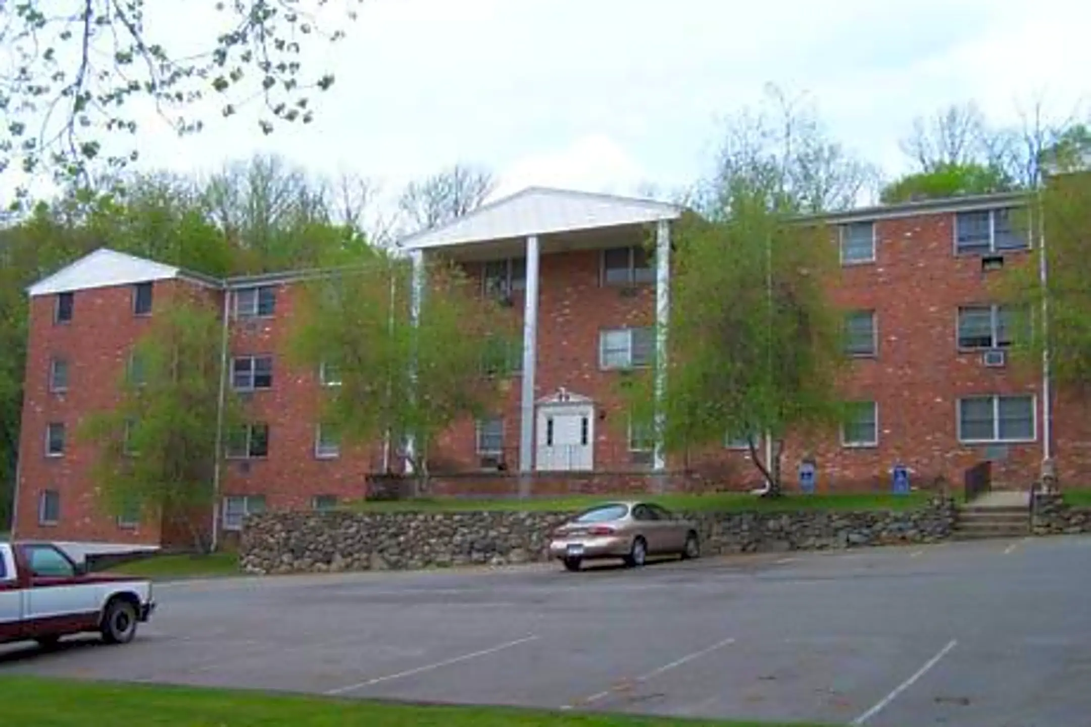 Stonegate Apartments 3137 E Main St Waterbury, CT Apartments for