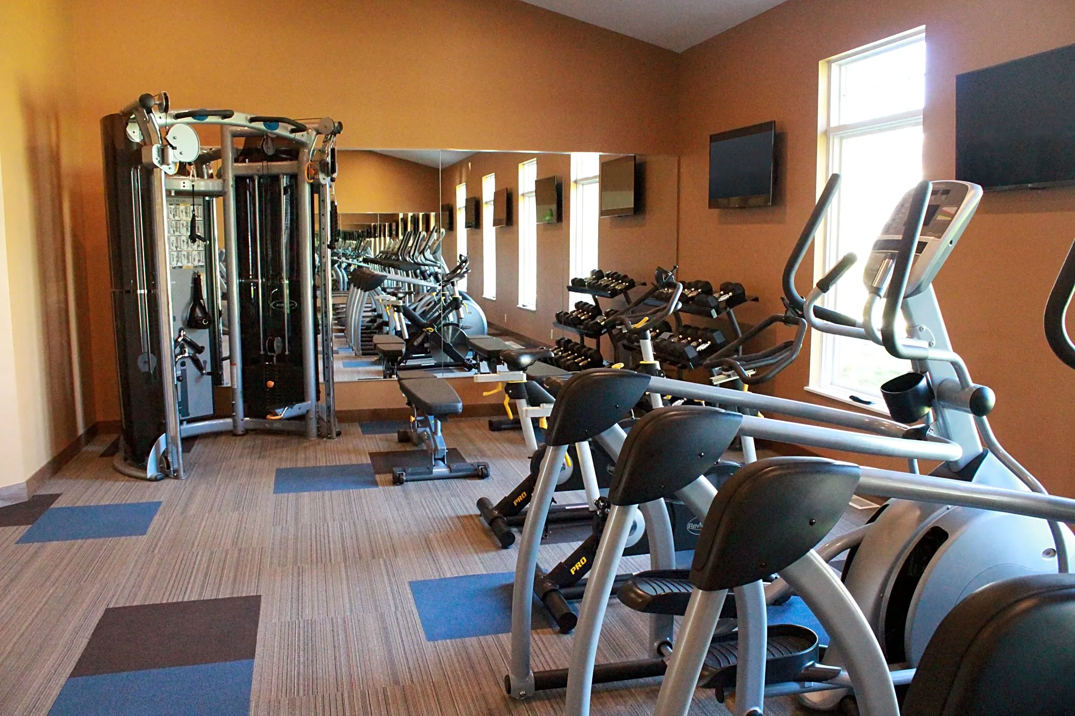 Fitness Weight Room - Deer Ridge Apartments - Jamestown, ND