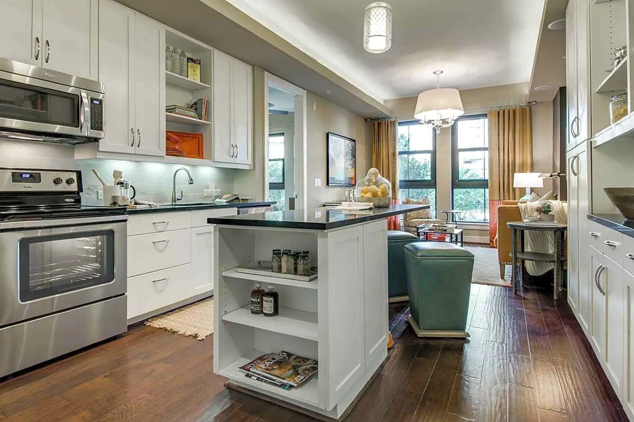 Kitchen - Apartments at Stone Oak - San Antonio, TX