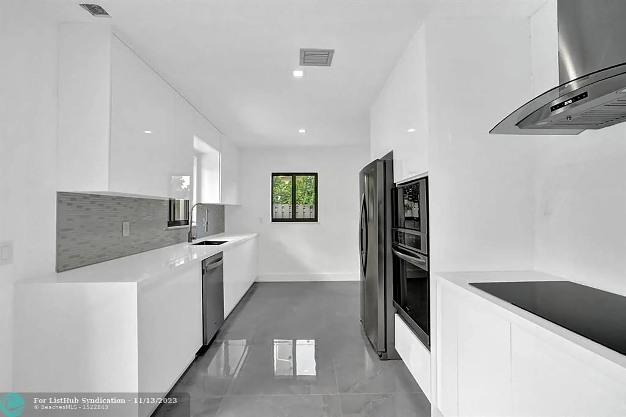 Kitchen - 2632 NE 29th Ct - Fort Lauderdale, FL