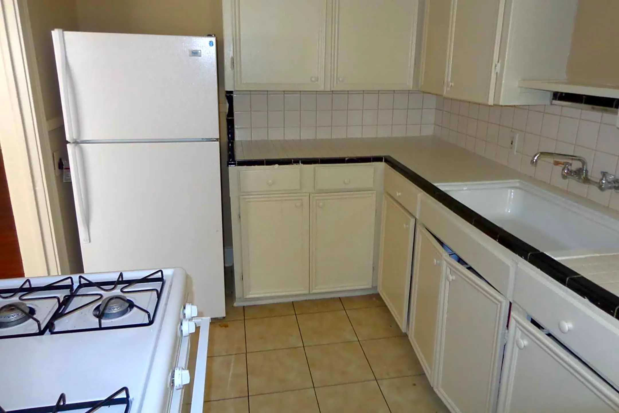 Kitchen - The Villa - Baton Rouge, LA