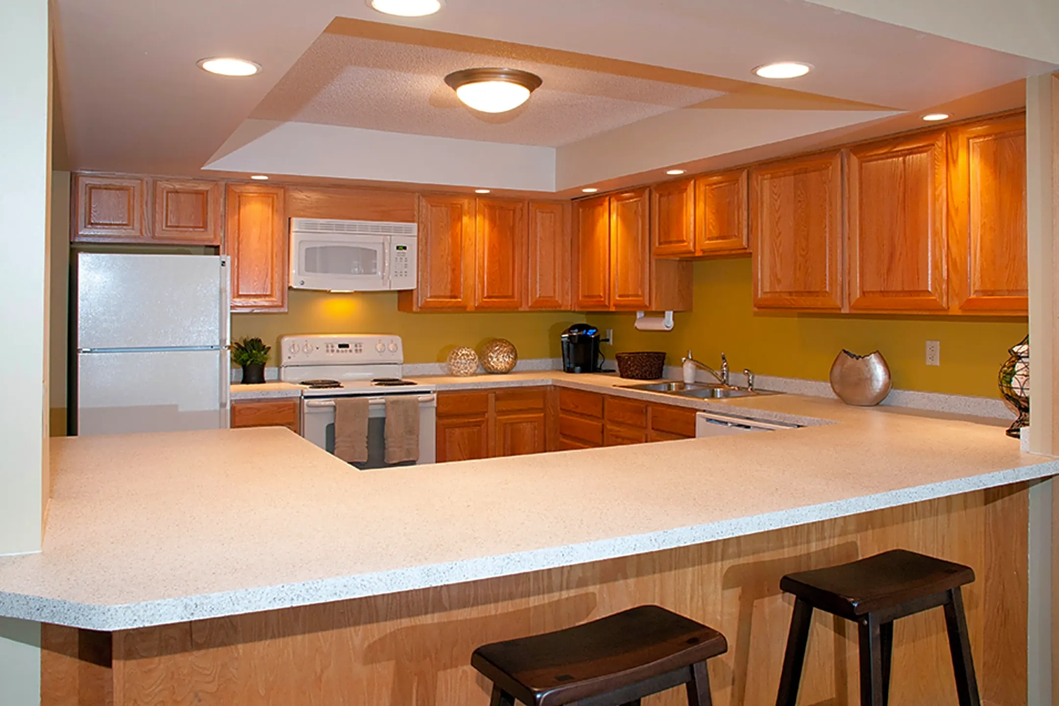 Kitchen - Woodstone Apartments - Saint Paul, MN