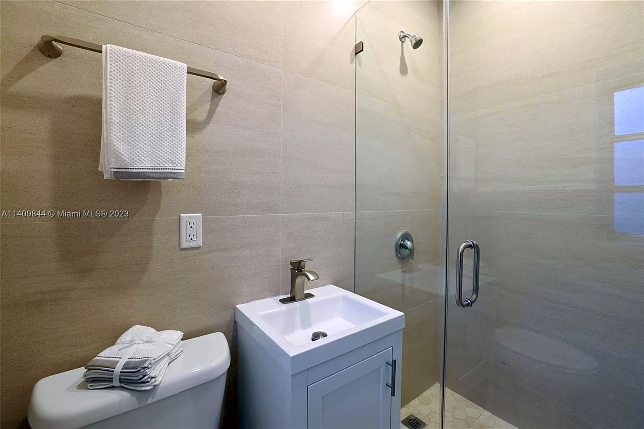 Bathroom - 3760 Royal Palm Ave - Miami Beach, FL