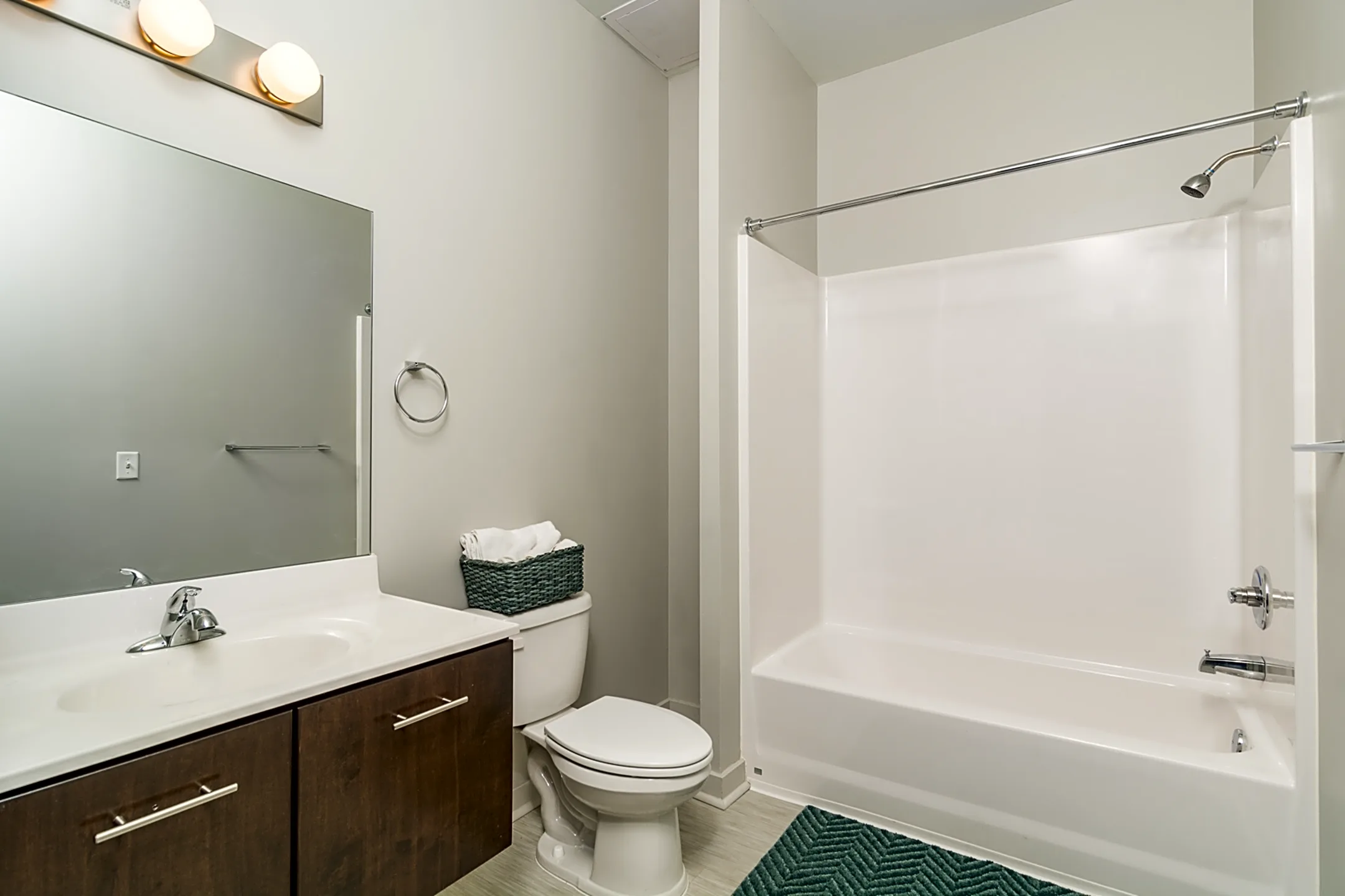Bathroom - The Randolph Apartments - Des Moines, IA