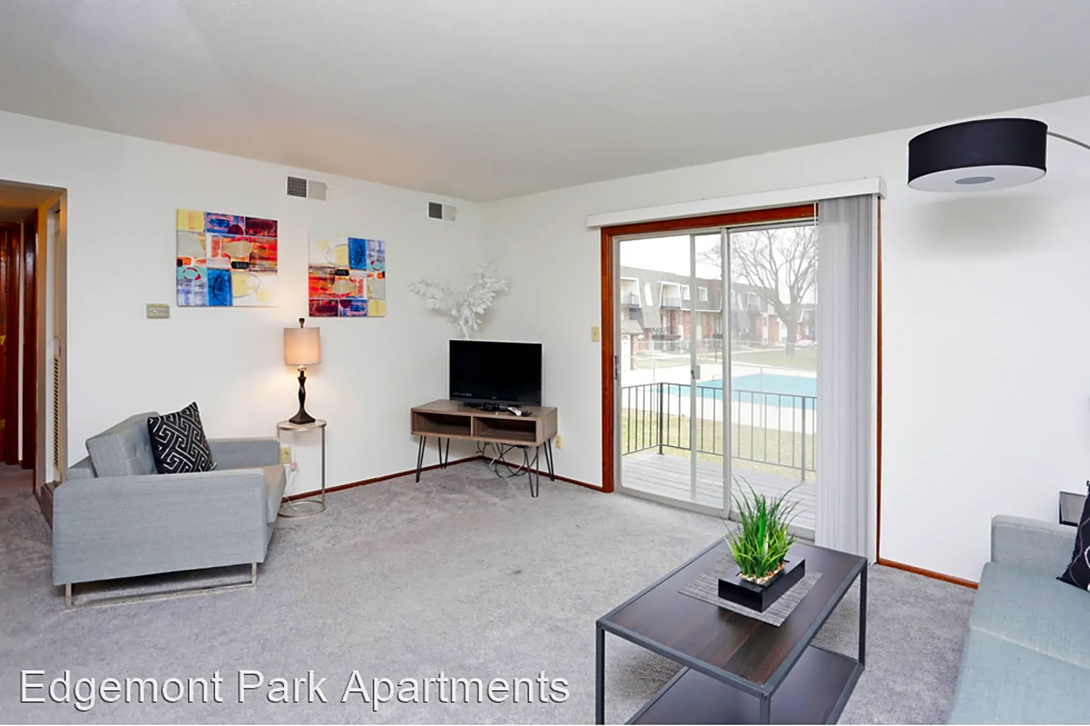 Living Room - Edgemont Park Apartments - Waterloo, IA