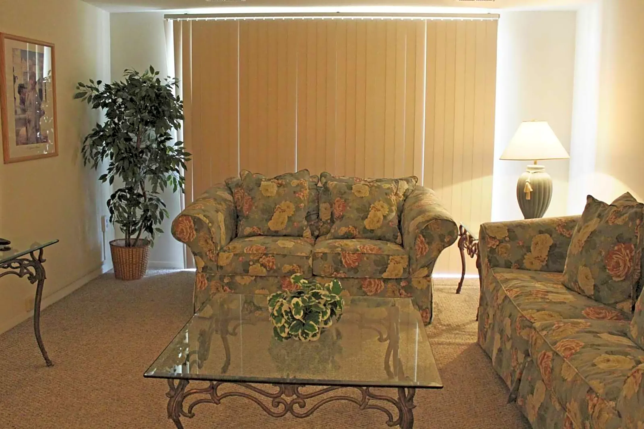 Living Room - Cass Lake Shore Club - Waterford, MI