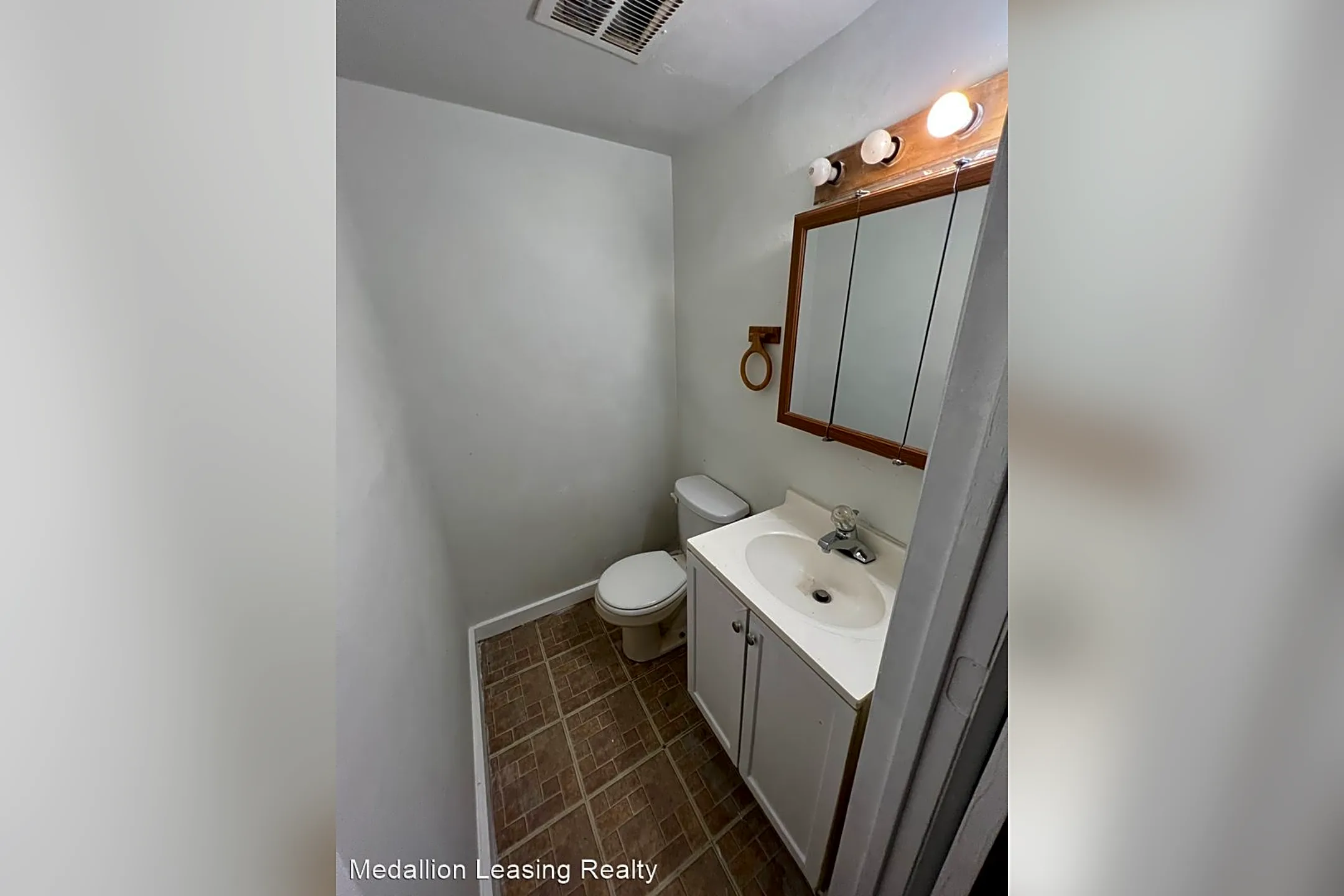 Bathroom - 10635 S Cottage Grove Avenue - Chicago, IL