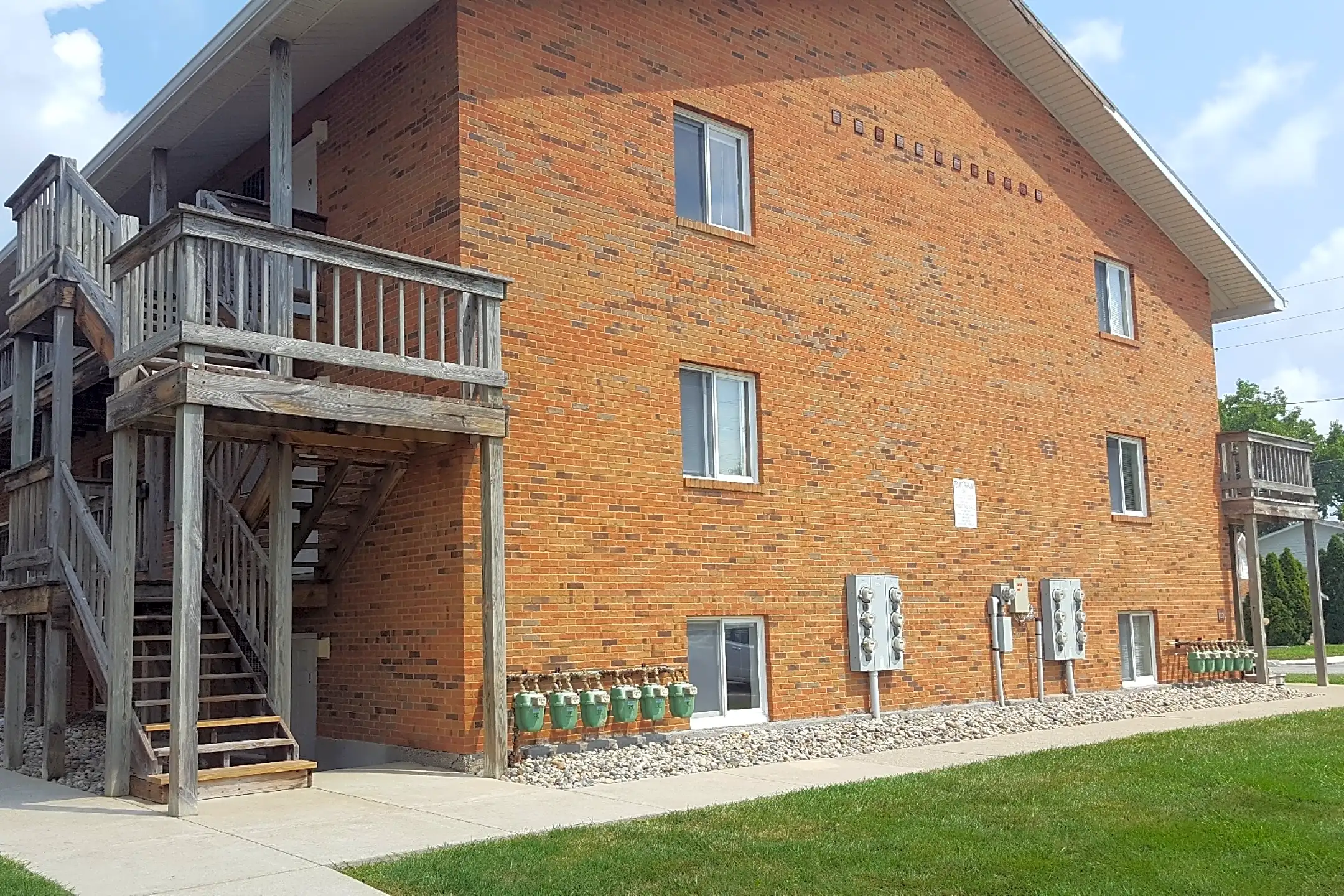 Pool - Sycamore Square Apartments & Houses - Bowling Green, OH