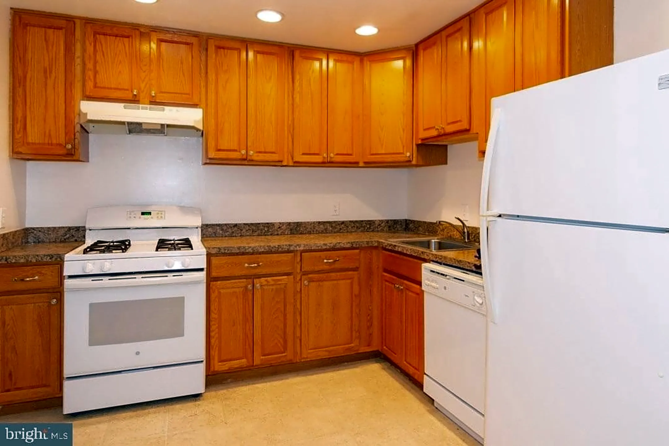 Kitchen - 7800 Dassett Ct #104 - Annandale, VA