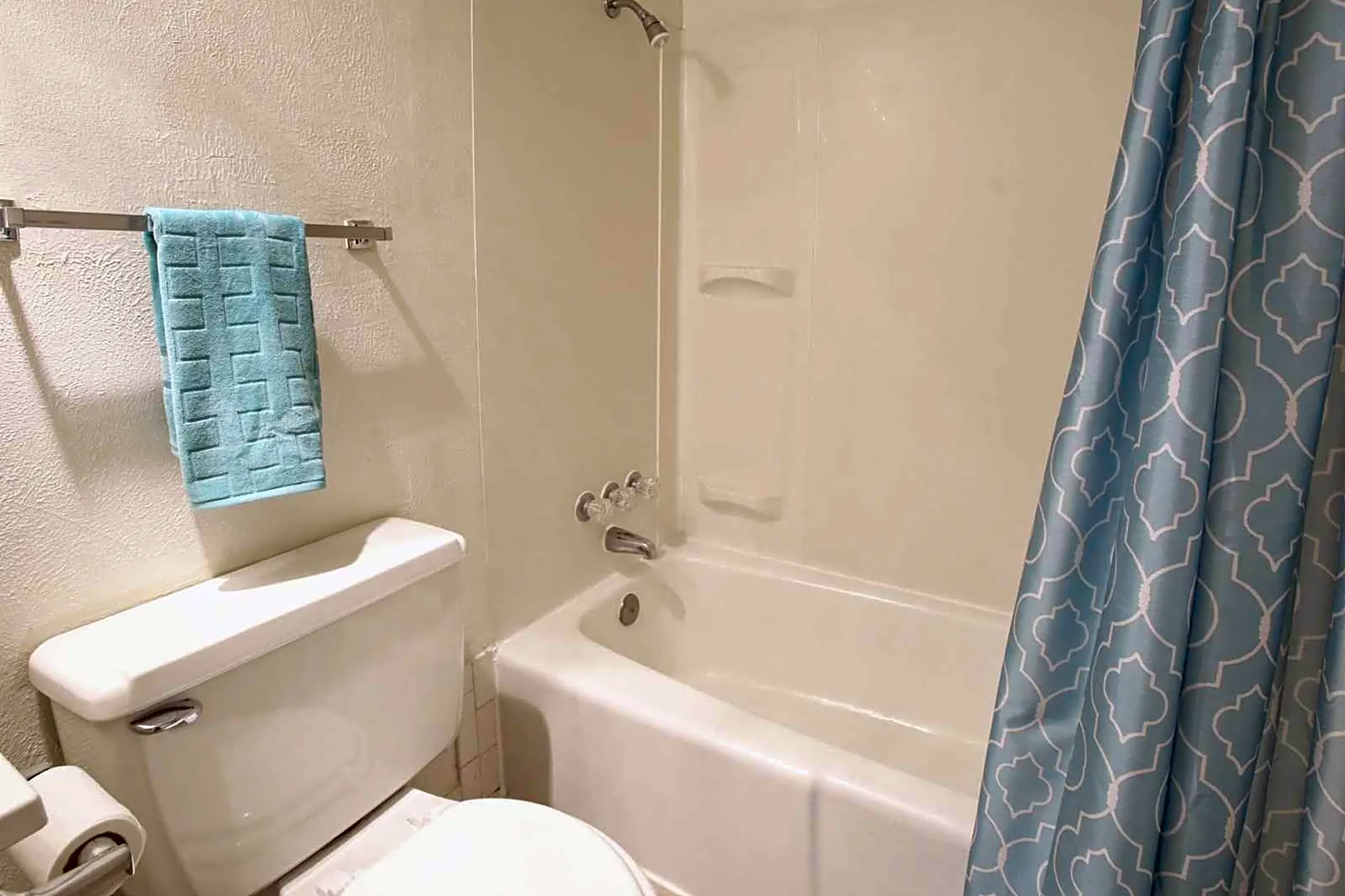 Bathroom - Casa Del Sol Apartments - College Station, TX