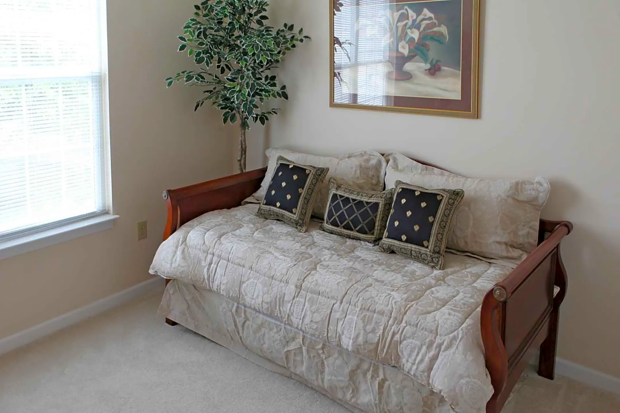 Bedroom - Rabbit Run Apartments - Lexington, KY