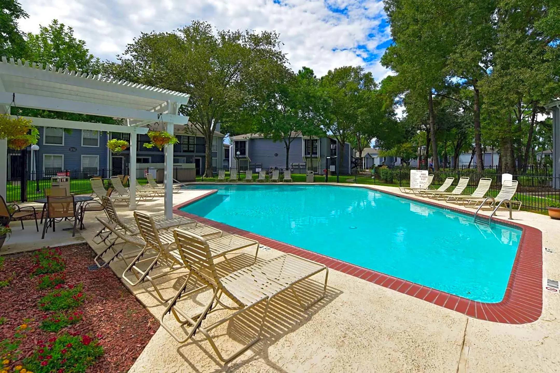 Lakewood Apartments - Tomball, TX 77377