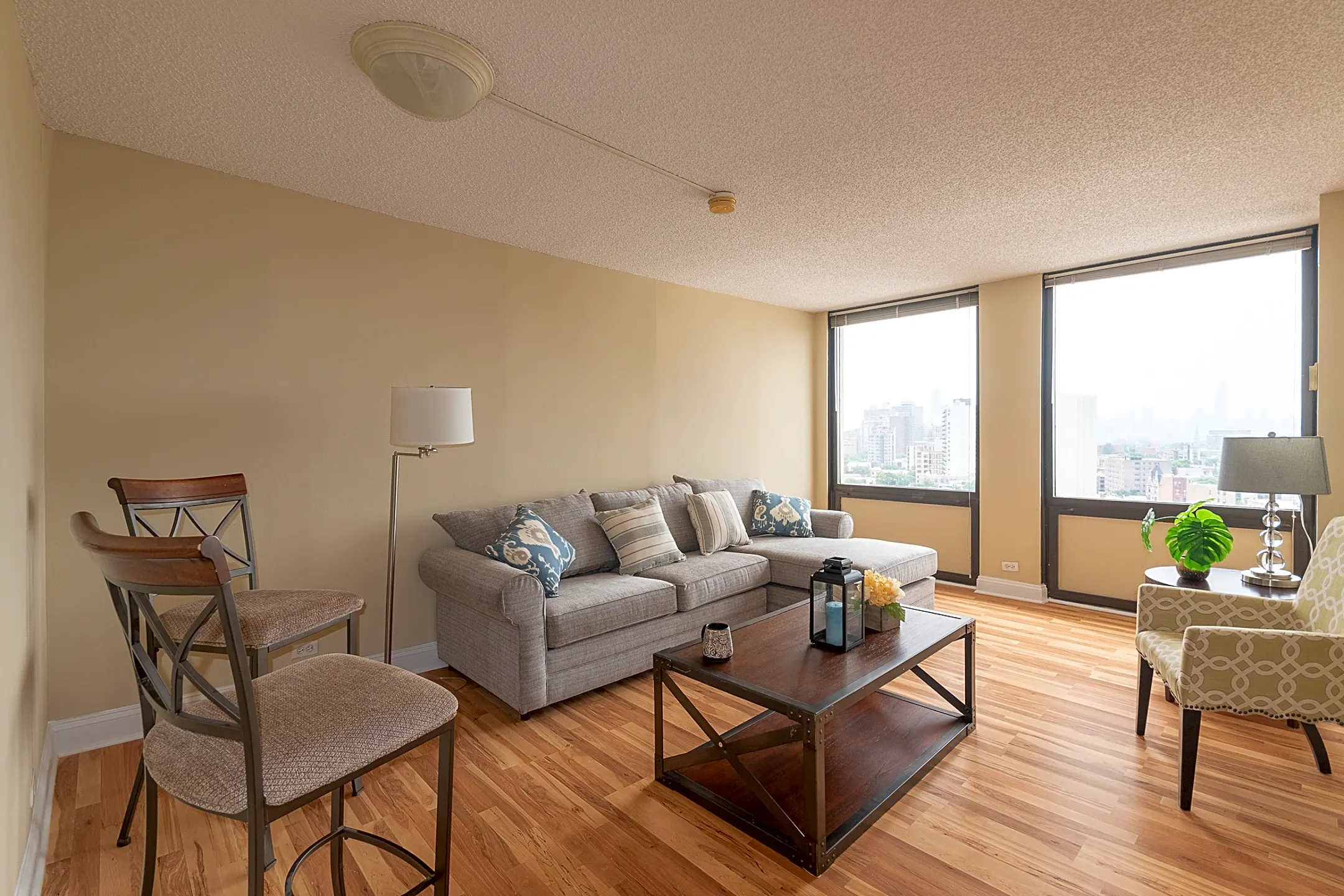 Living Room - Lincoln Park Plaza - Chicago, IL