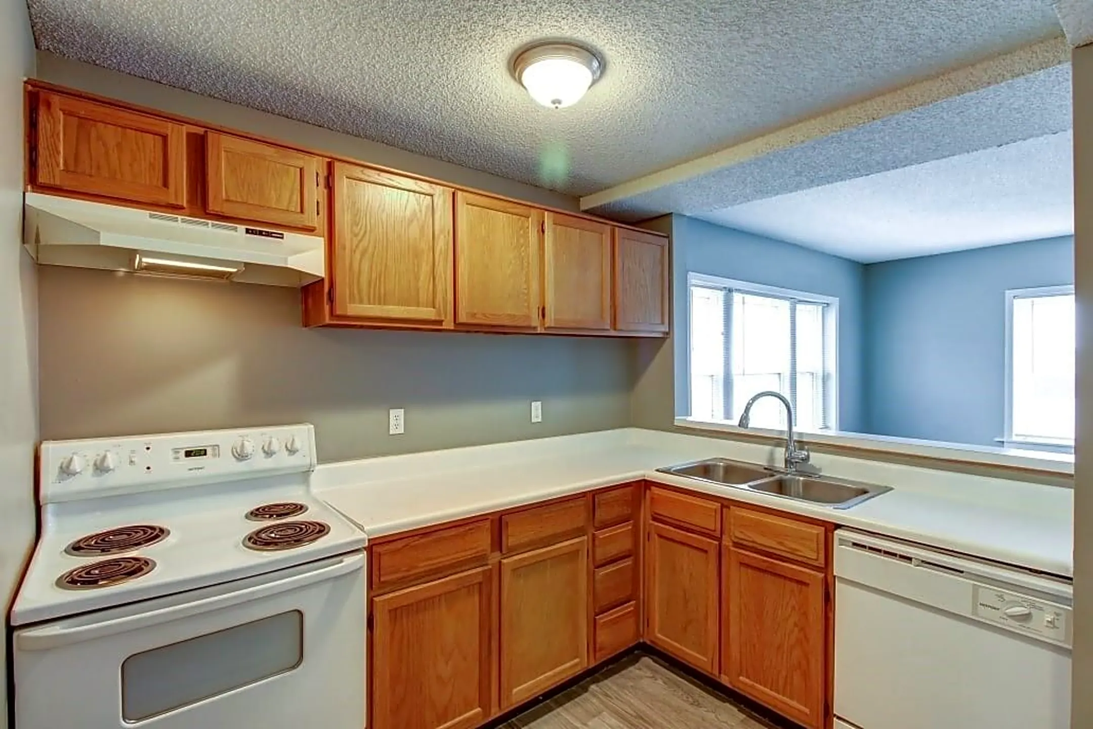 Roanoke Court Apartments 3659 Southwest Trfy Kansas City, MO