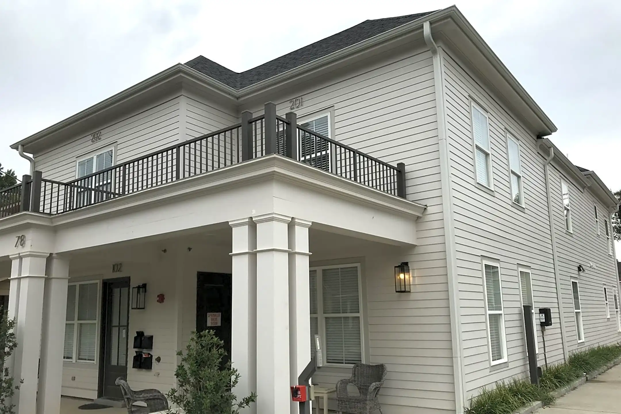 Overton Square Flat Now Available for lease 78 N. Rembert! Apartments