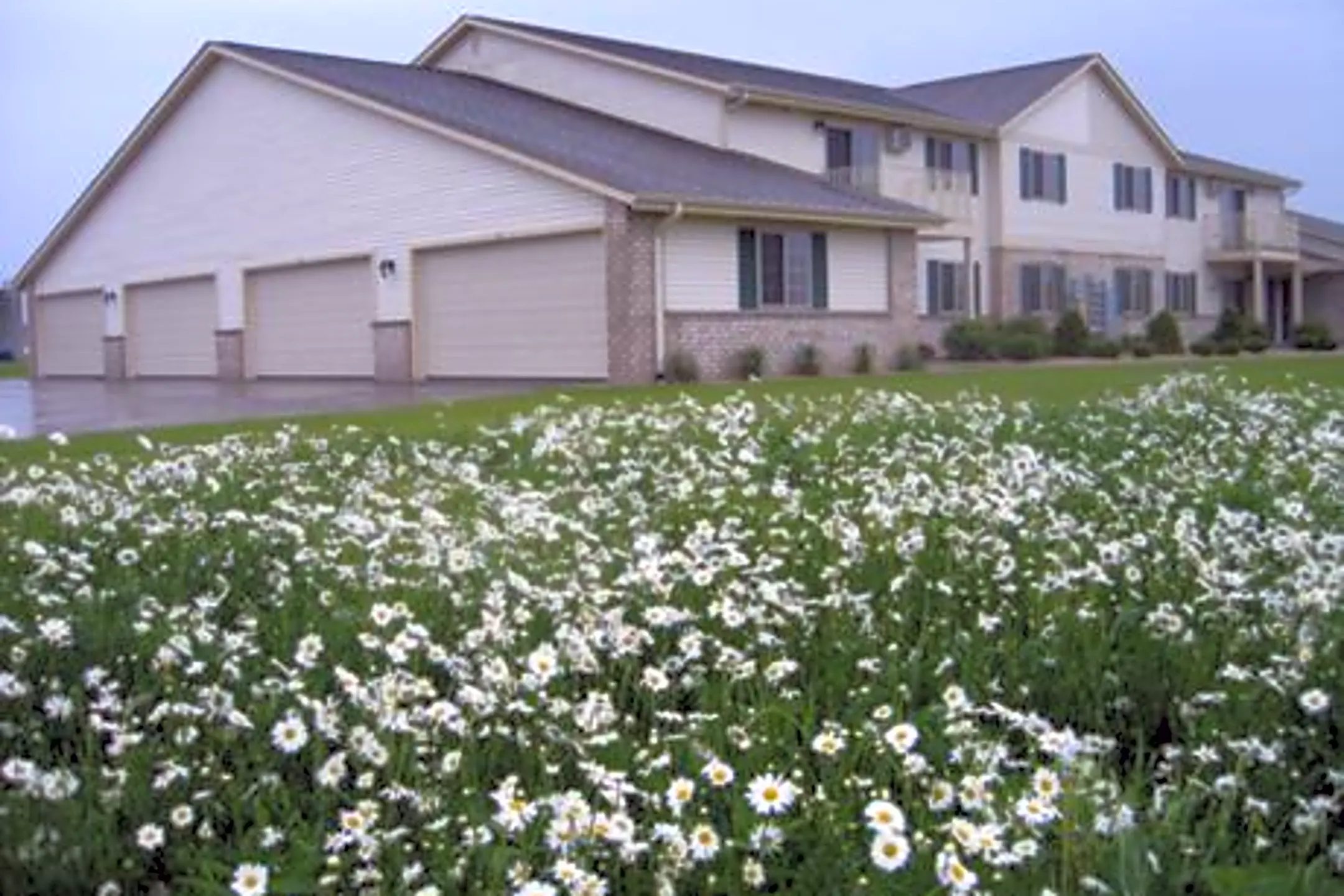 Oak View Luxury Homes 225 Park Ln Lomira, WI Apartments for Rent