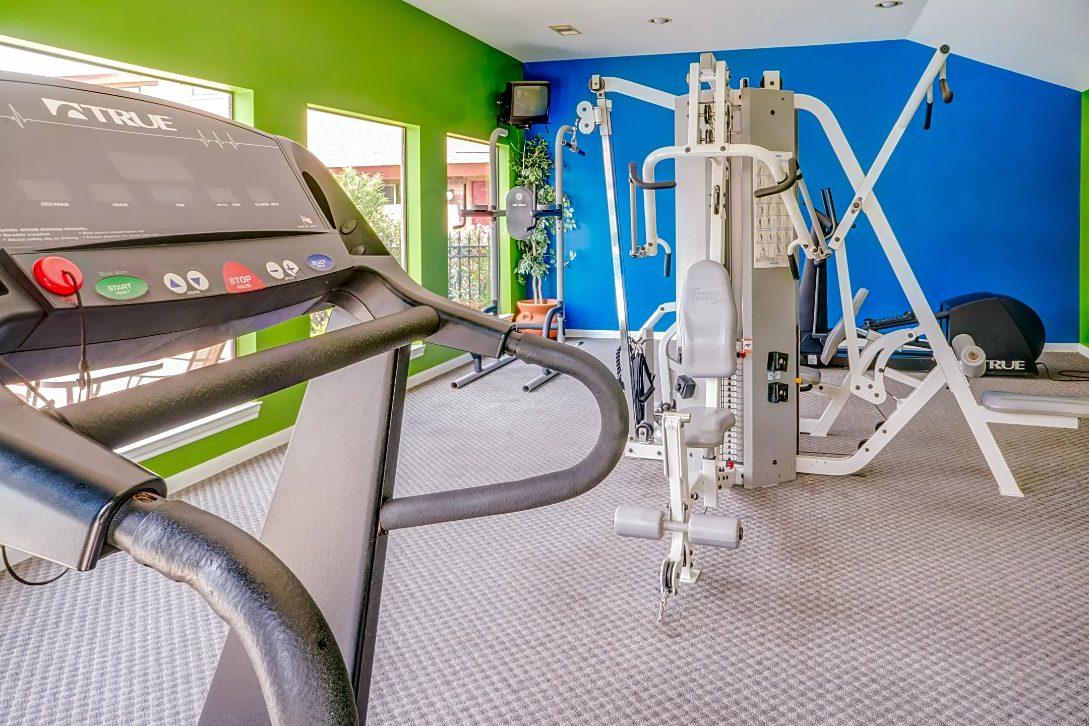 Fitness Weight Room - 51TEN Townhomes - Houston, TX