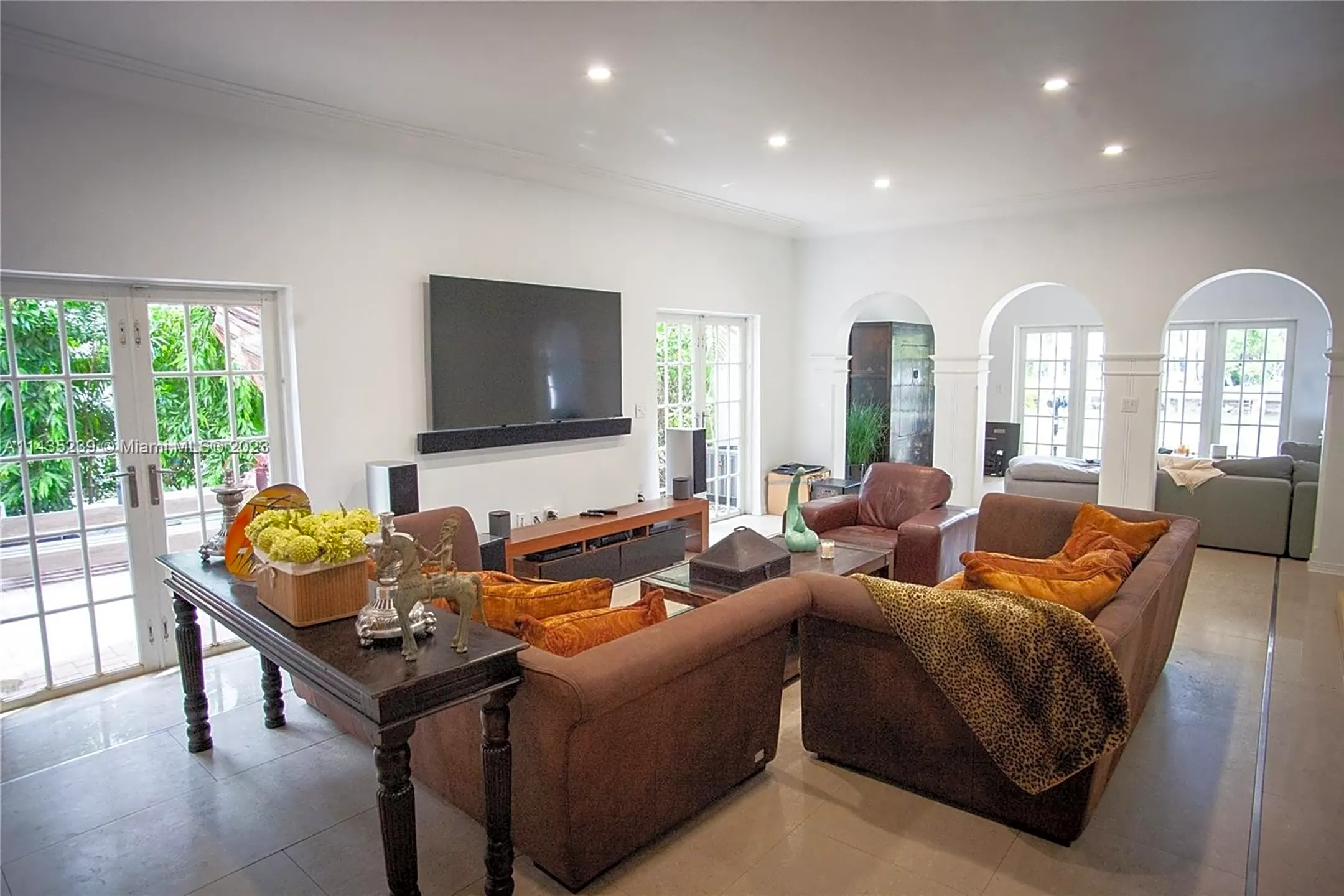 Living Room - 4464 Prairie Ave - Miami Beach, FL