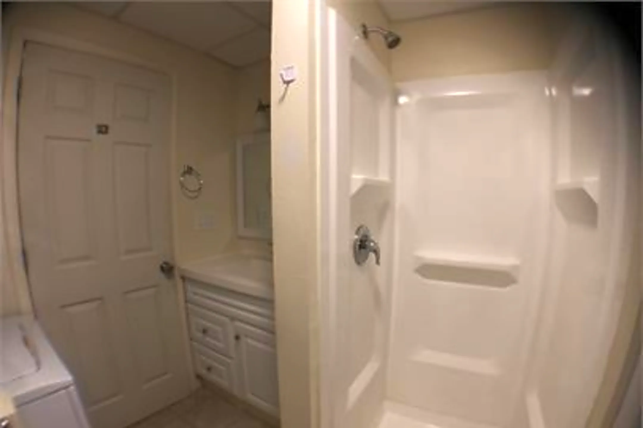 Bathroom - 406 E Gaylord St - Mount Pleasant, MI
