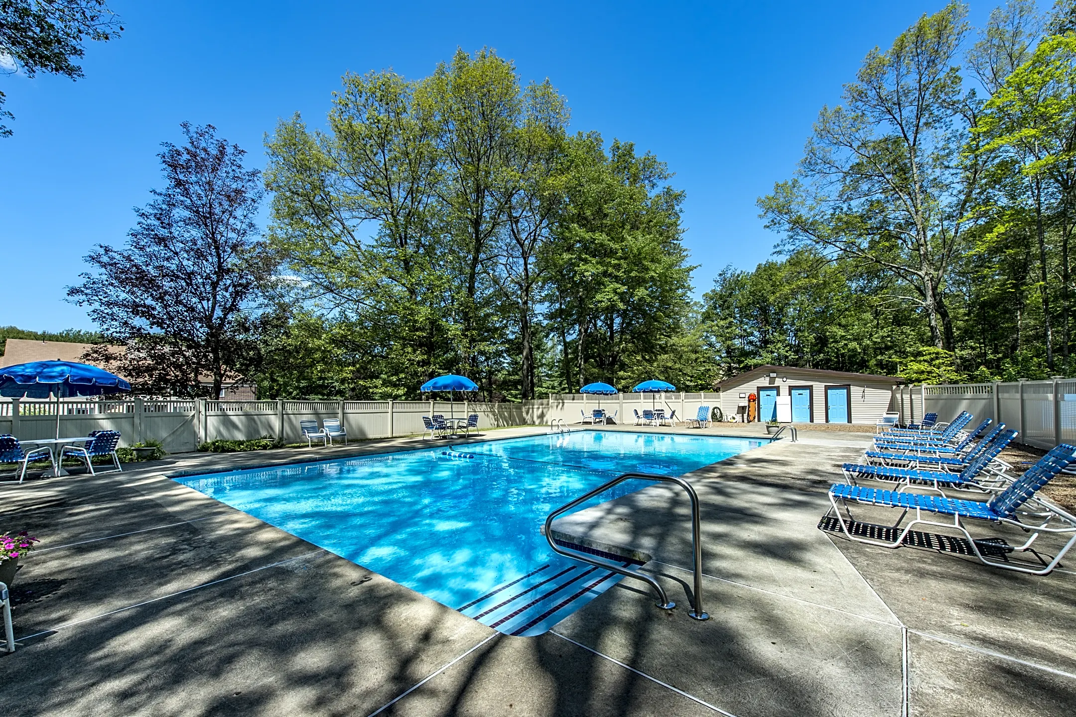 Redwood Hills Apartments - Worcester, MA