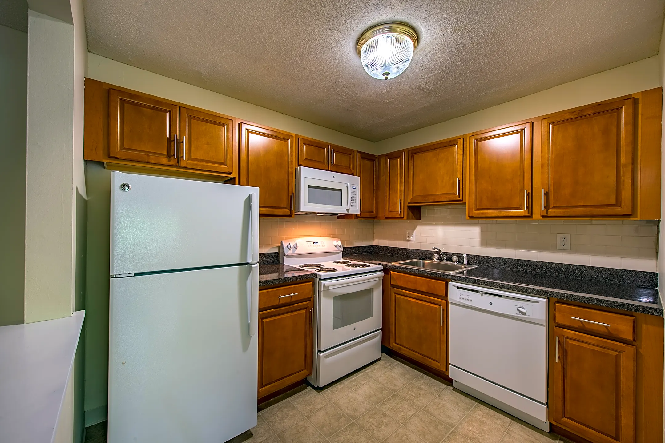 Redwood Hills Apartments Worcester, MA 01604