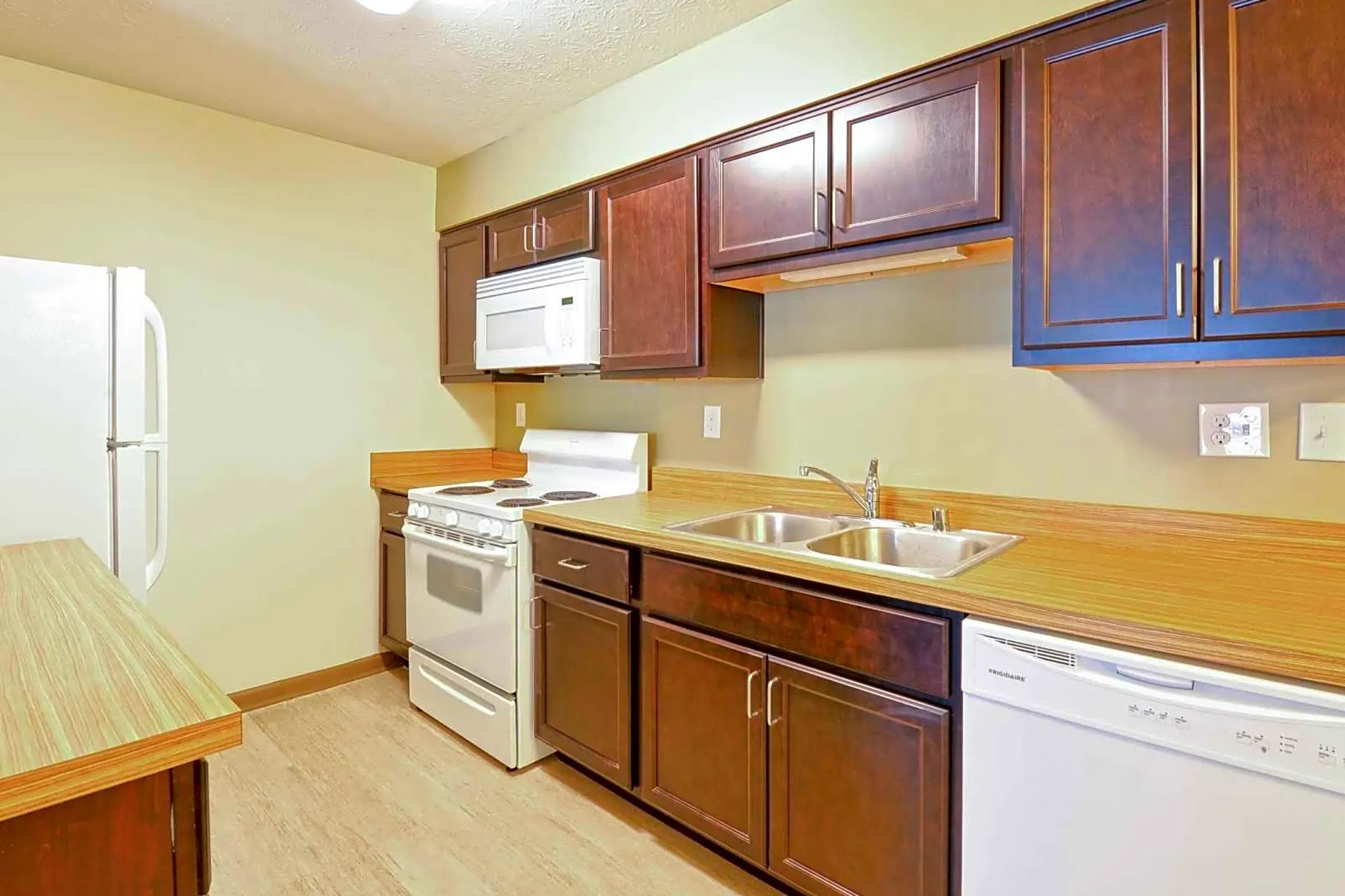 Kitchen - Watterson Lakeview Apartments - Louisville, KY