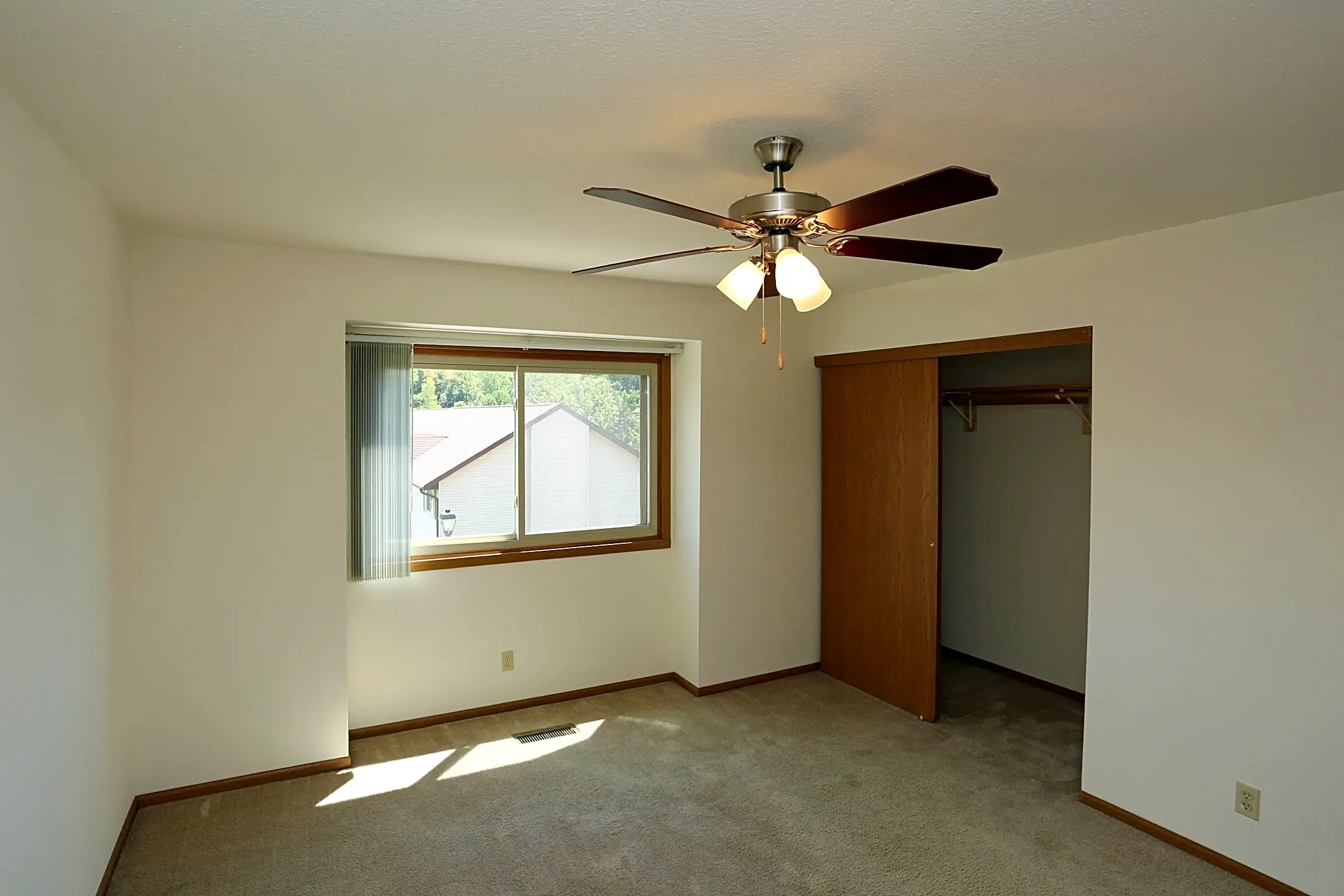 Summit Lake Apartments & Townhomes 292 Lakeview Dr Hartland, WI