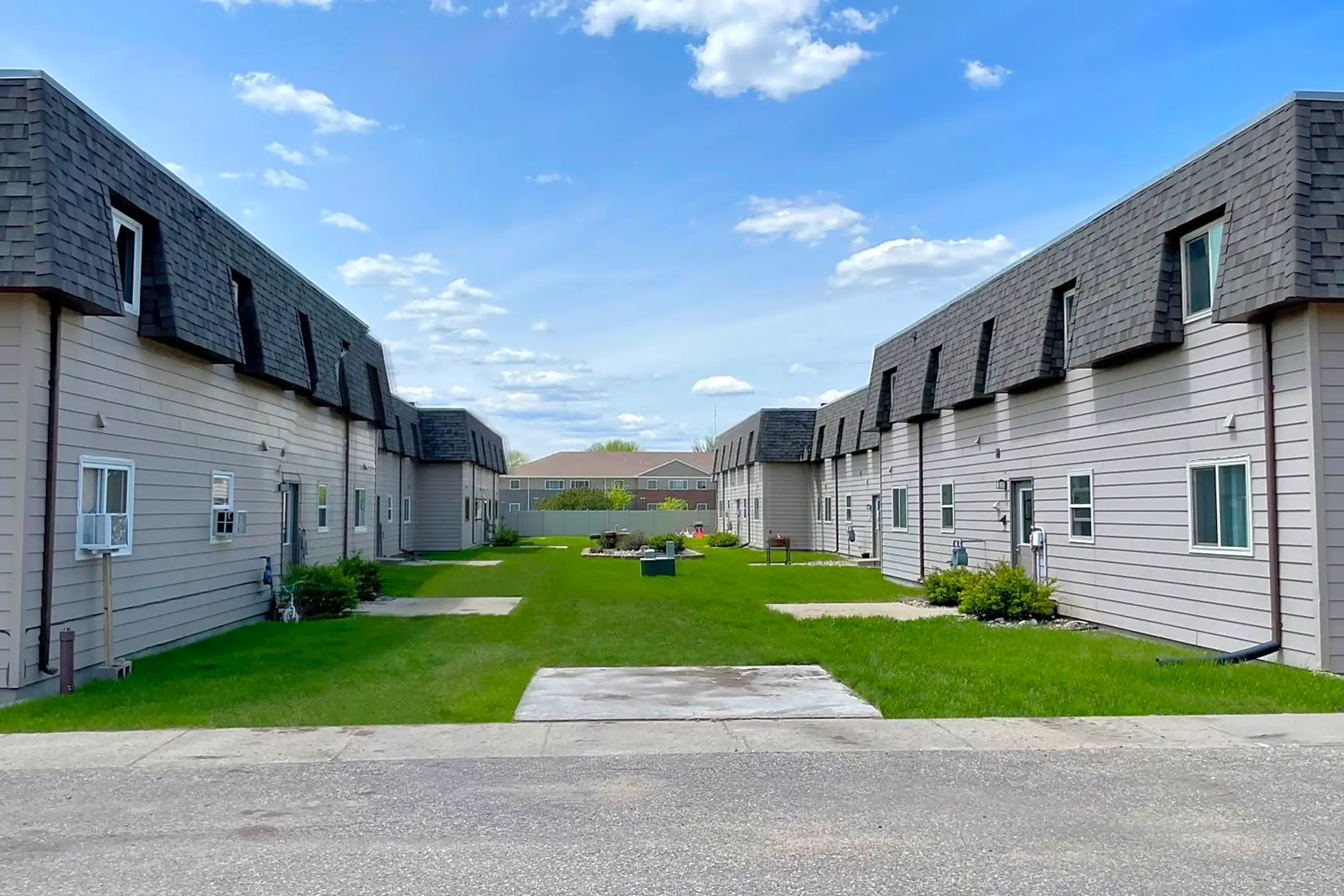 Twin Villas Great SE Location! Pet Friendly, Free WiFi! Heat Paid! 1821 1835 2nd Street SE