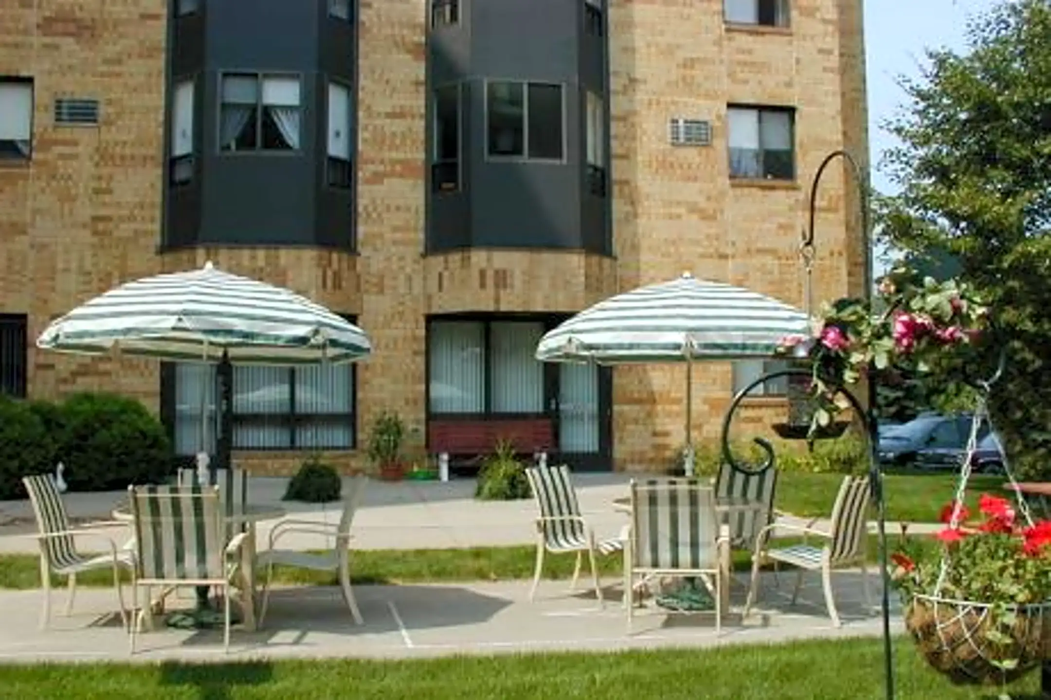 Rockwood Place Apartments 2259 Rockwood Ave Saint Paul, MN