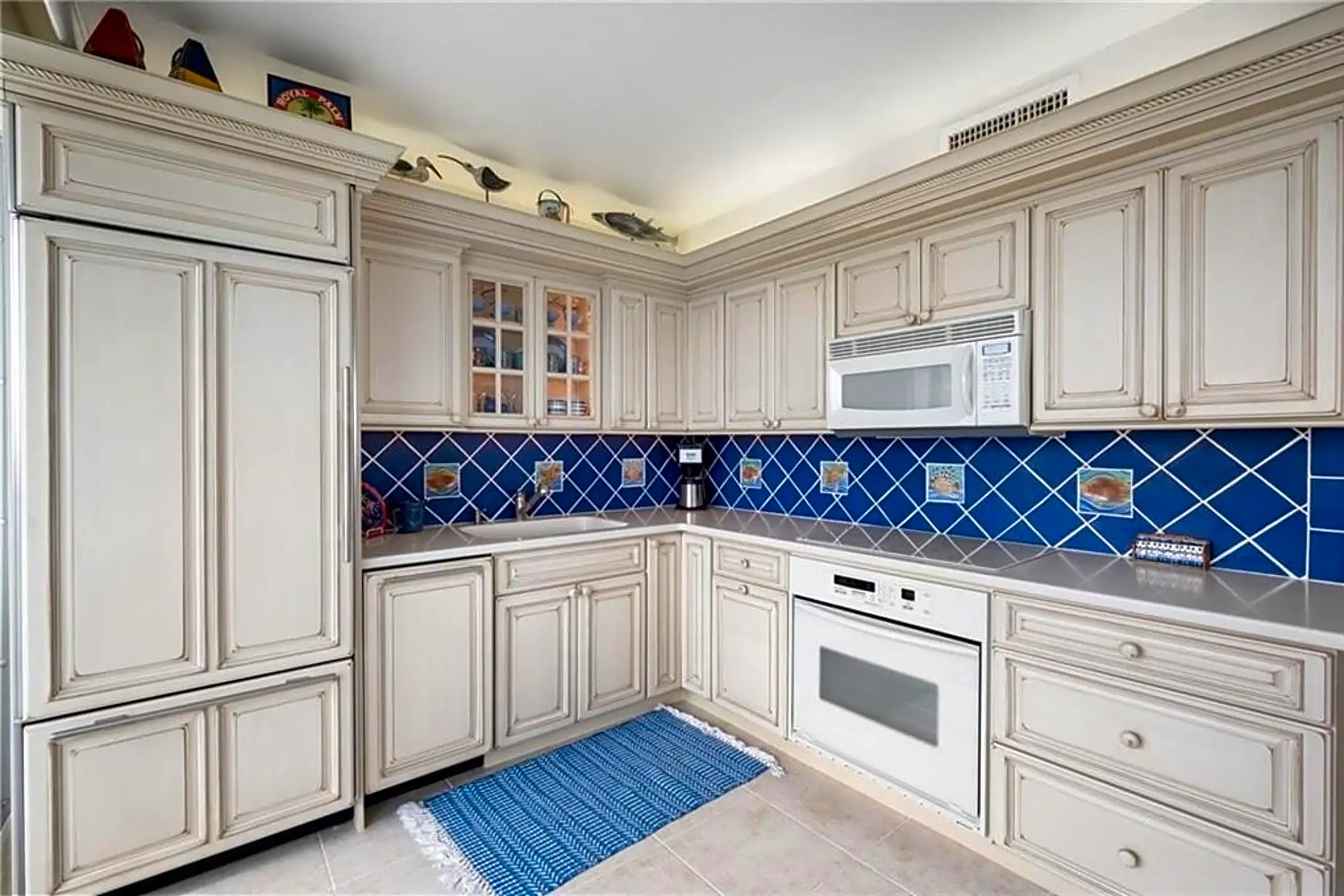 Kitchen - 3554 Ocean Dr #904S - Vero Beach, FL