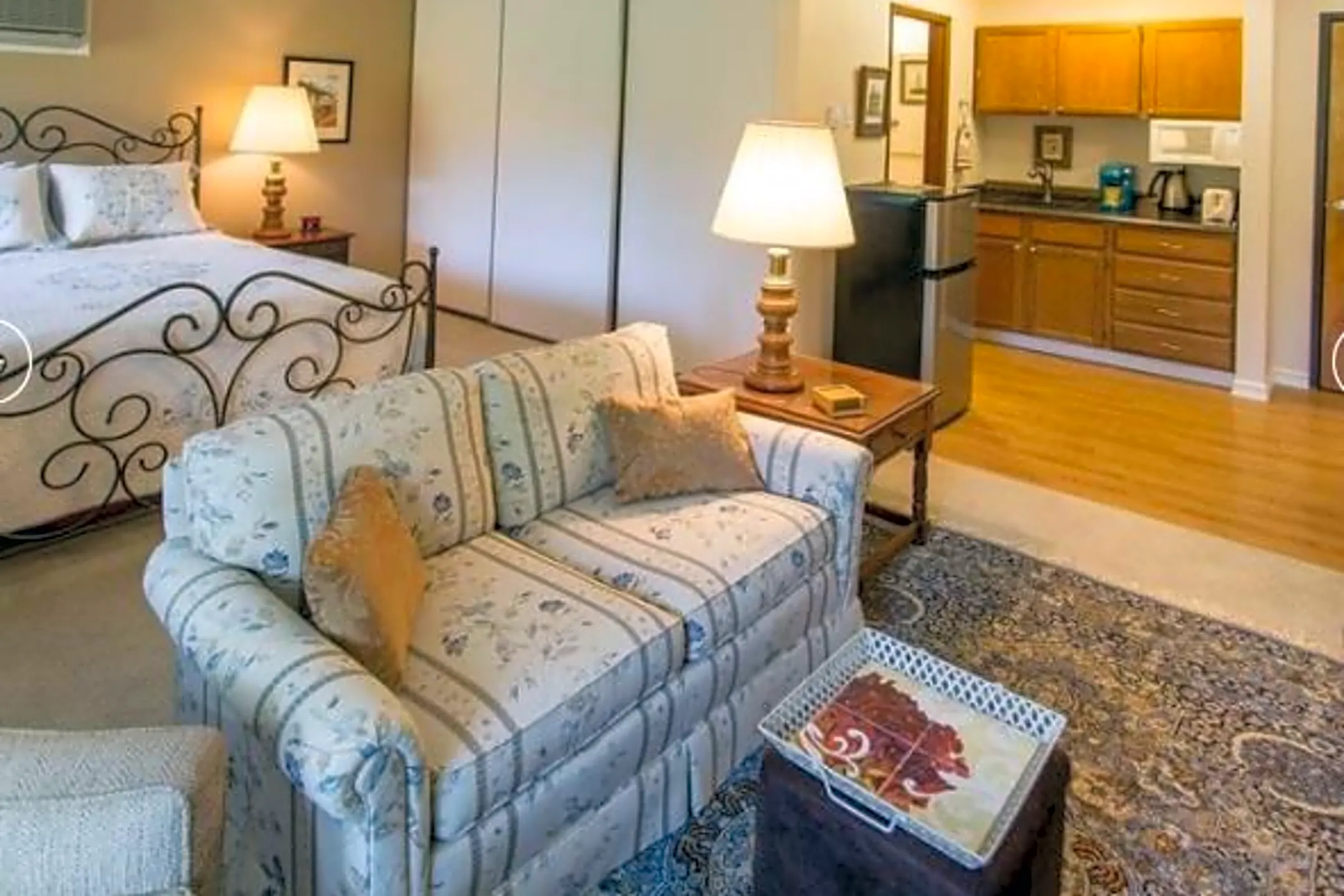 Living Room - Summerfield Estates Senior Living - Portland, OR