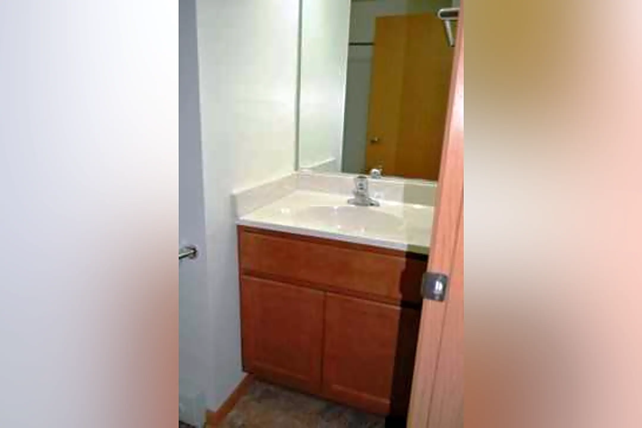 Bathroom - Walnut Ridge Apartments - Woodstock, IL