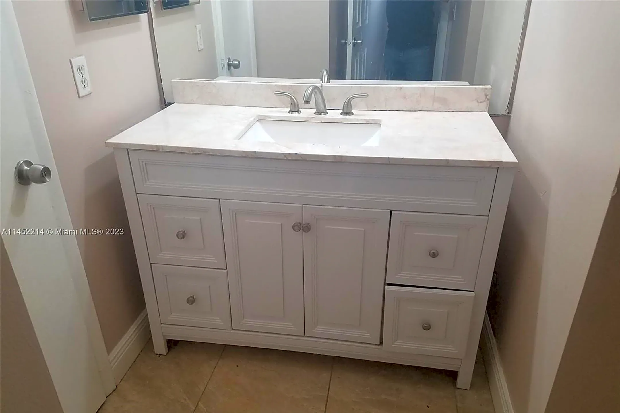Bathroom - 2426 NW 52nd Ave #2426 - Lauderhill, FL