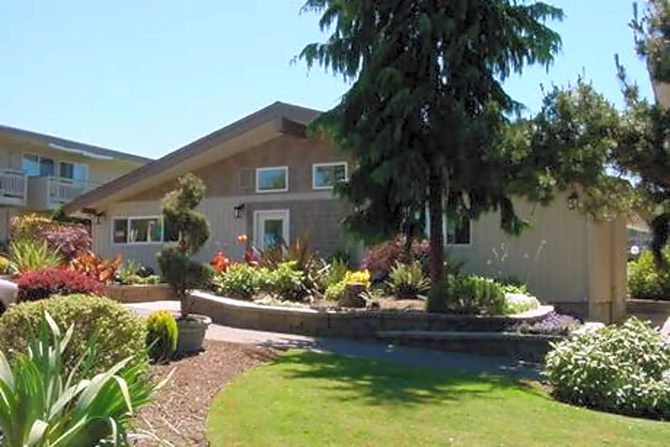Courtyard Apartment Homes 5010 84th St SW Mukilteo, WA Apartments