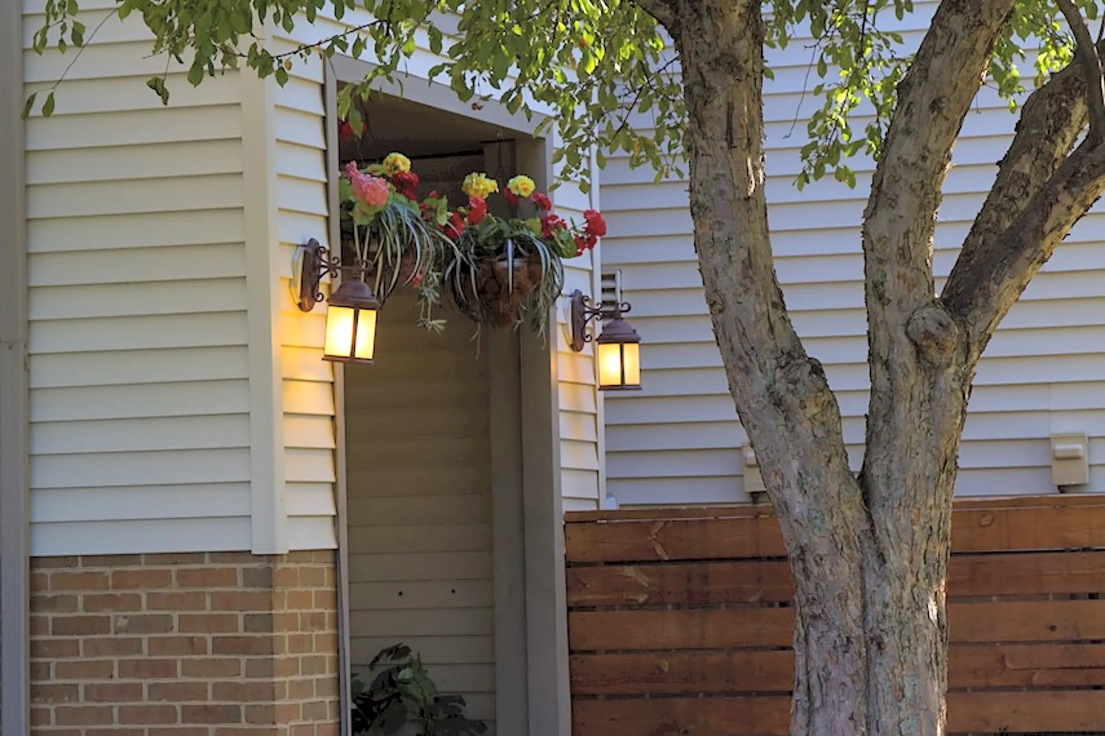 Applecrest Village 6003 Applecrest Ct Boardman, OH Apartments for