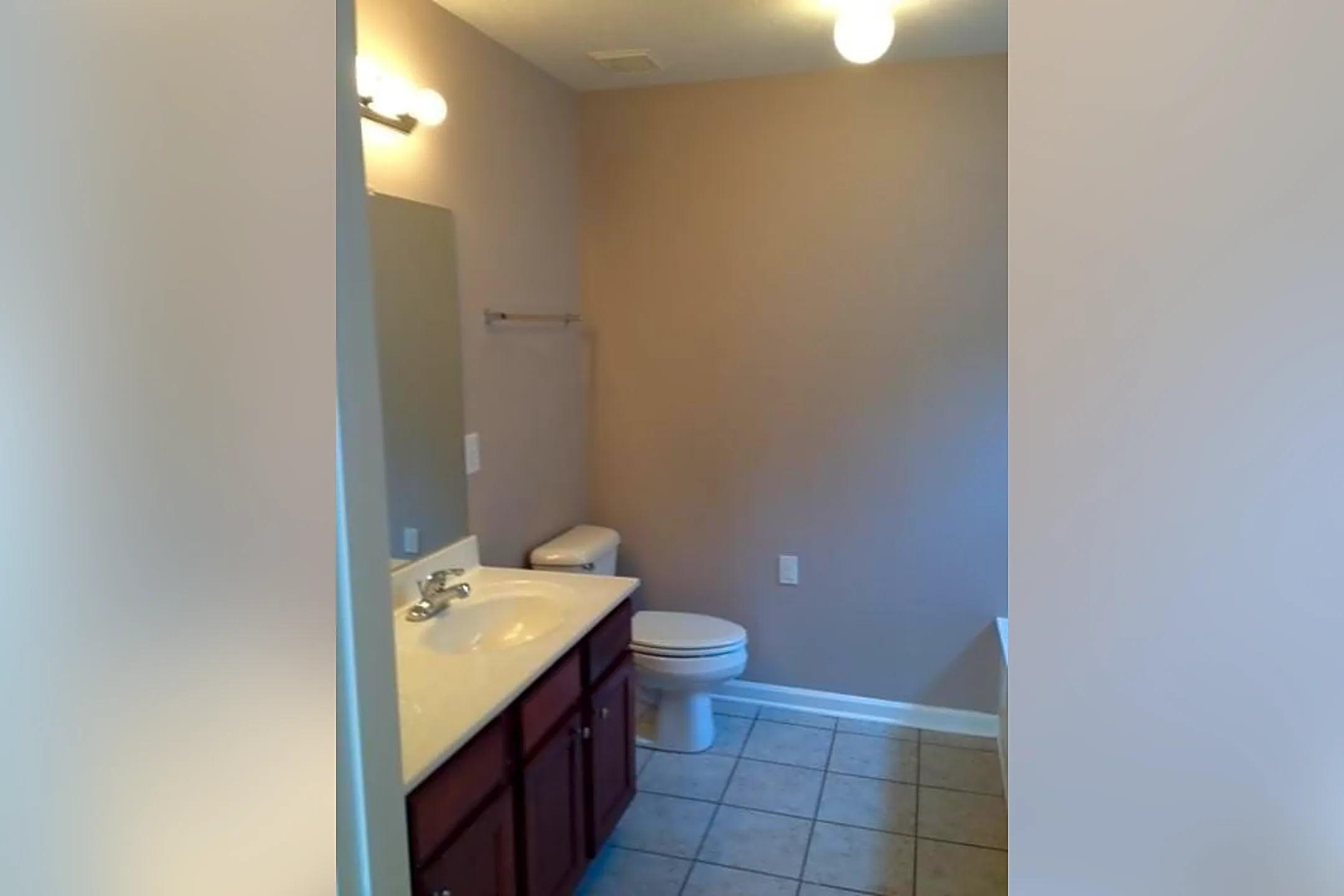Bathroom - 3100 Roundway Down Ln - Lexington, KY