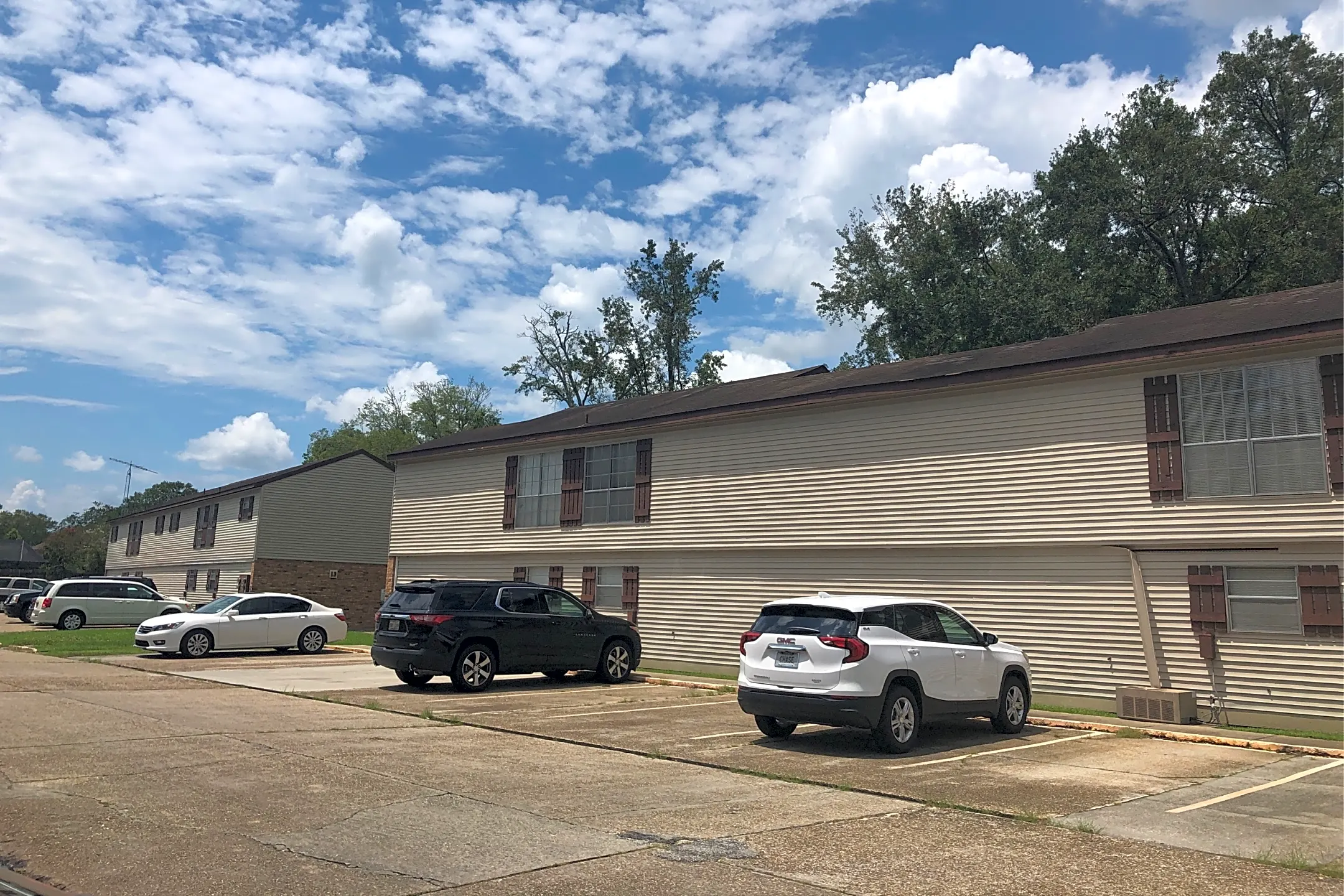 Crestwood Apartments 700 Levron St Houma, LA for Rent Rent.