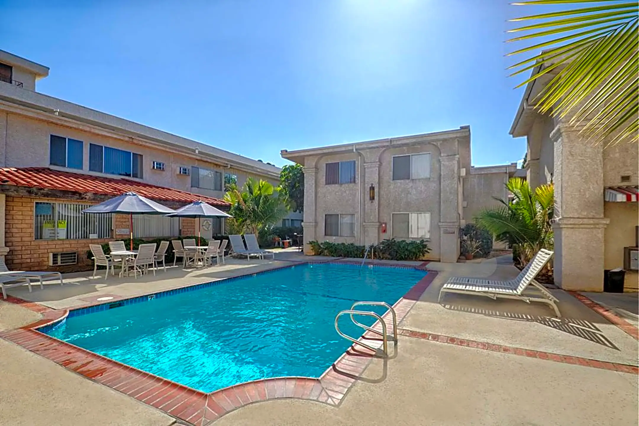 Villa Tarzana Apartments