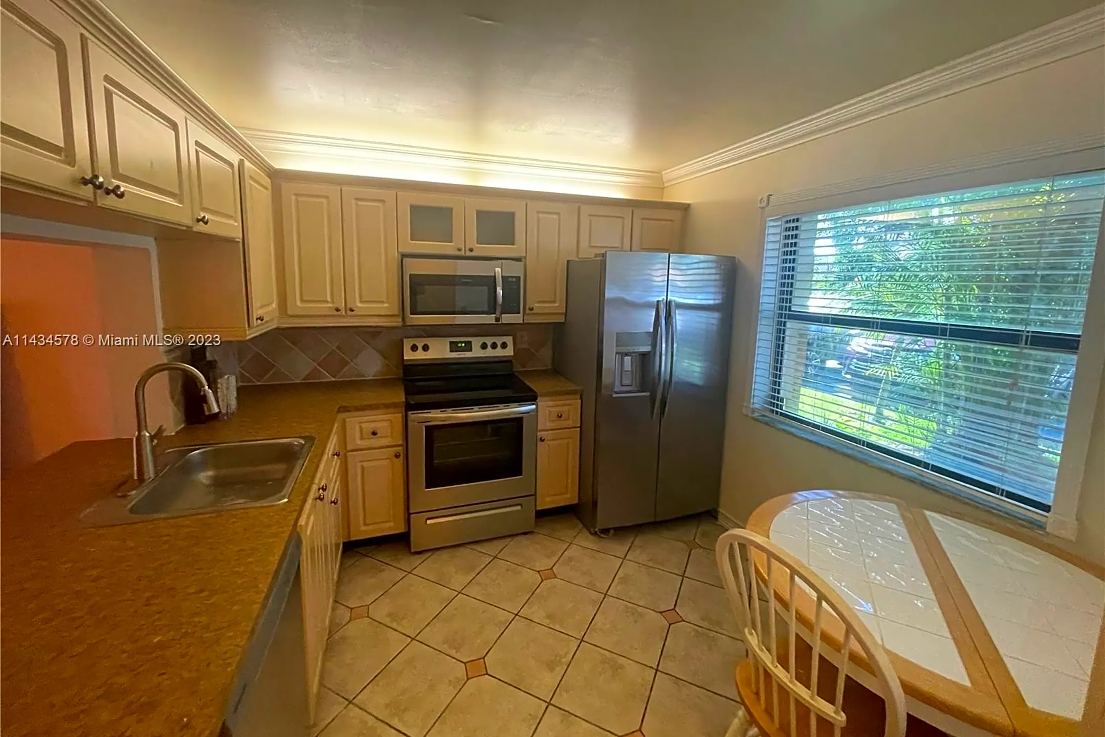 Kitchen - 10511 NW 8th St #10511 - Pembroke Pines, FL