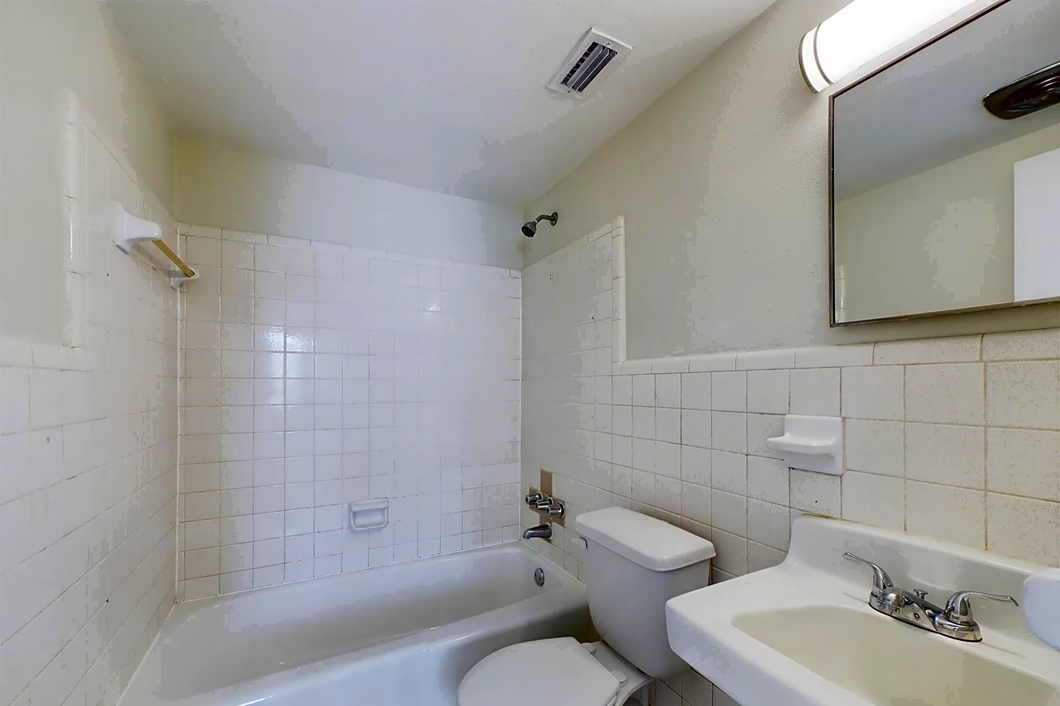 Bathroom - 1177 E Lloyd St - Pensacola, FL
